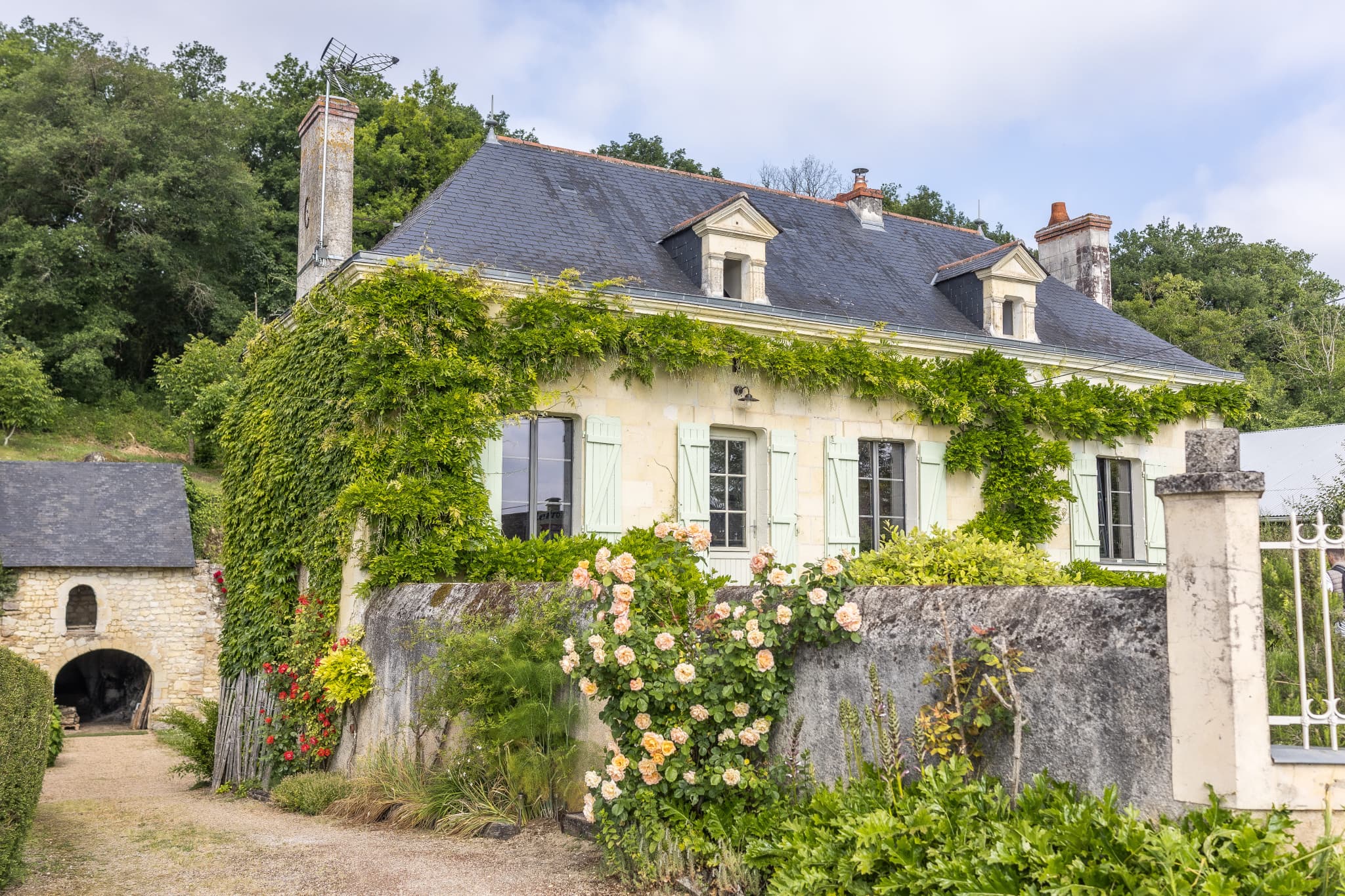 Maison de charme avec troglodyte et cave voûtée   Un havre d