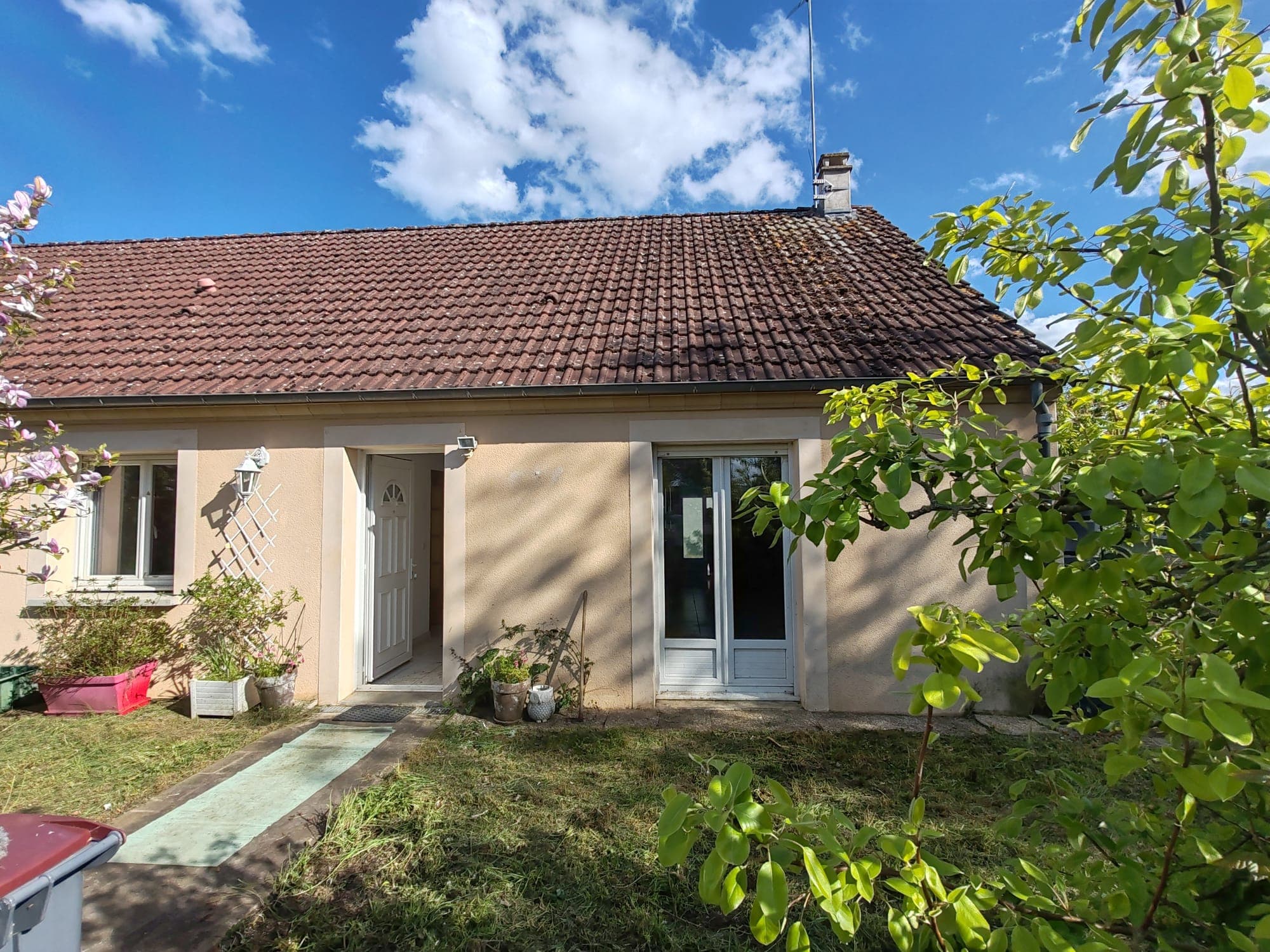 Maison plain-pied 95m2, garage et véranda.