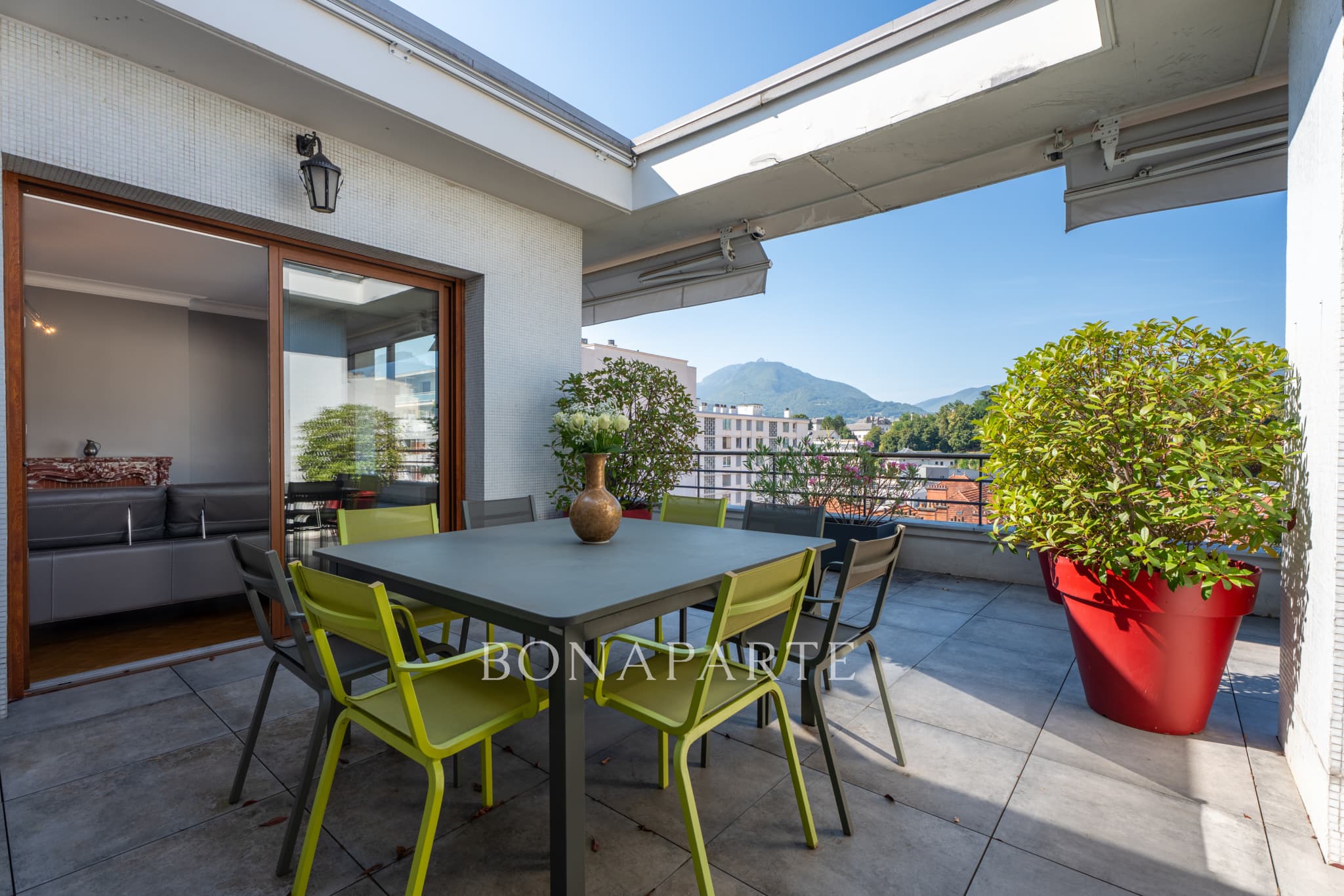 Urban elegance: exceptional apartment with panoramic terrace