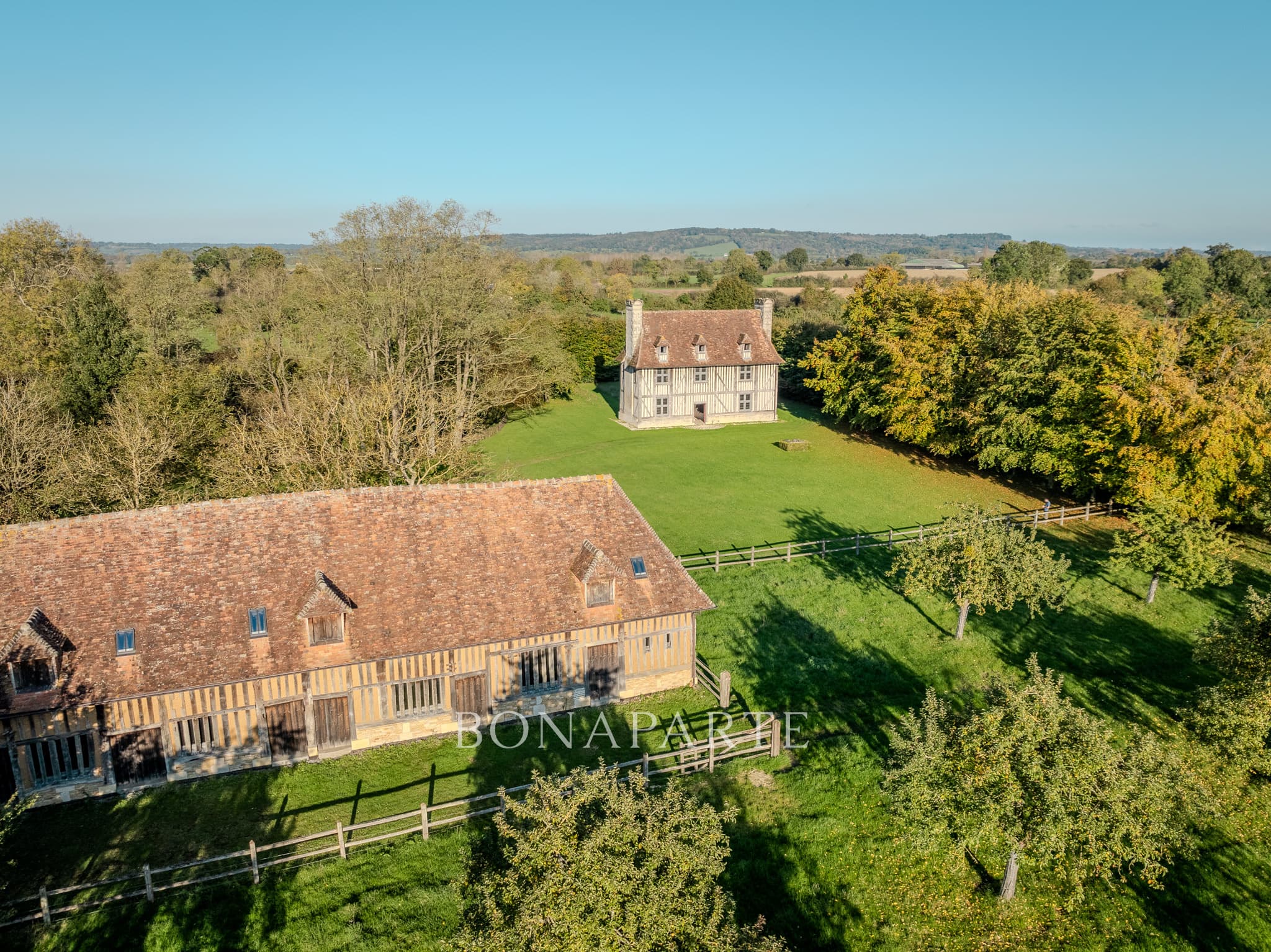 Ancien pavillon de chasse du 17e au coeur du Pays d'Auge