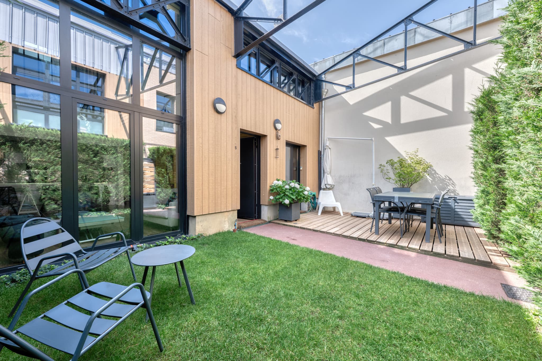 Loft familial contemporain de 110m2 avec jardin, stationneme