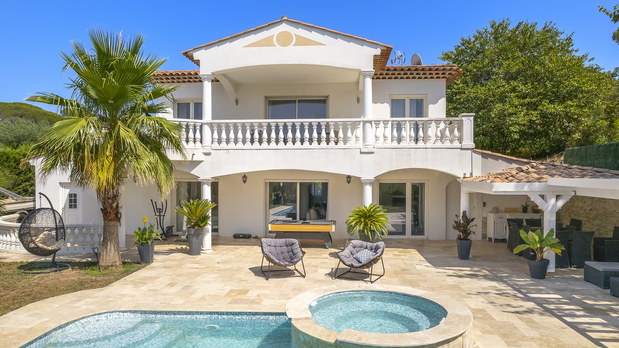 EXCLUSIVITE : Belle villa avec piscine dans un domaine privé