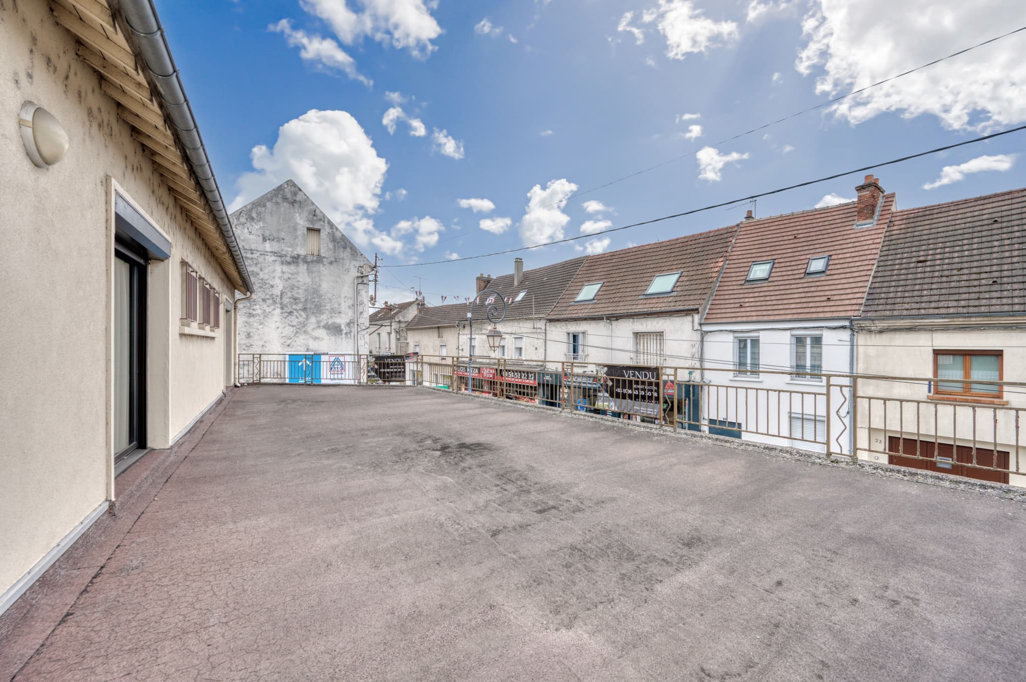 Immeuble divisible en 3 appartements avec parking et une dép