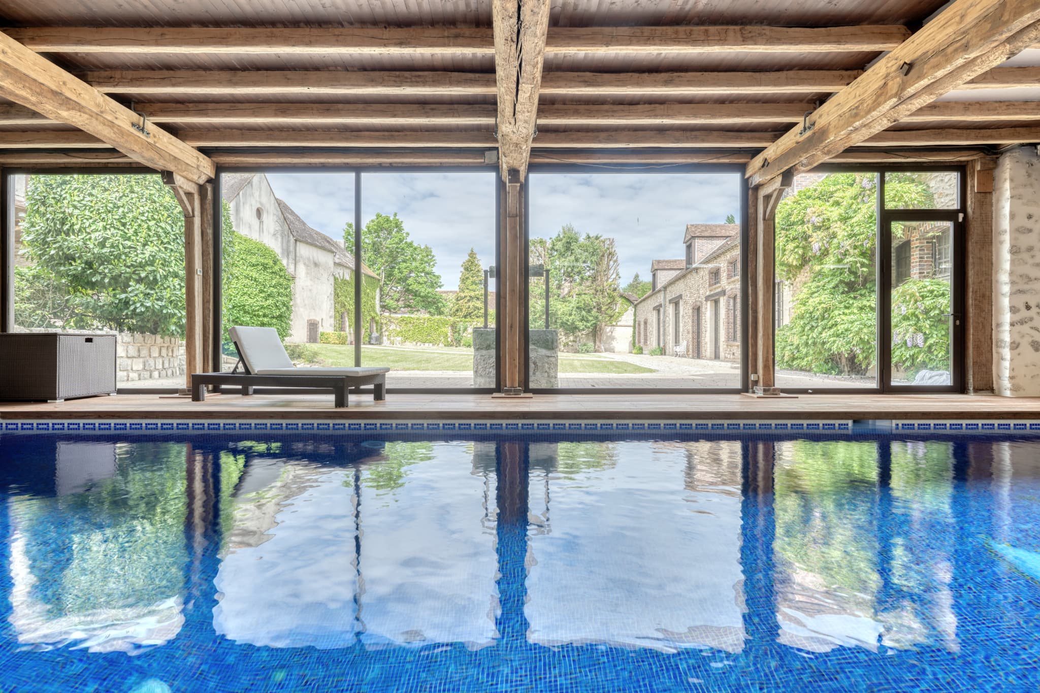 Demeure d'exception avec étang, piscine et dépendance à 1h