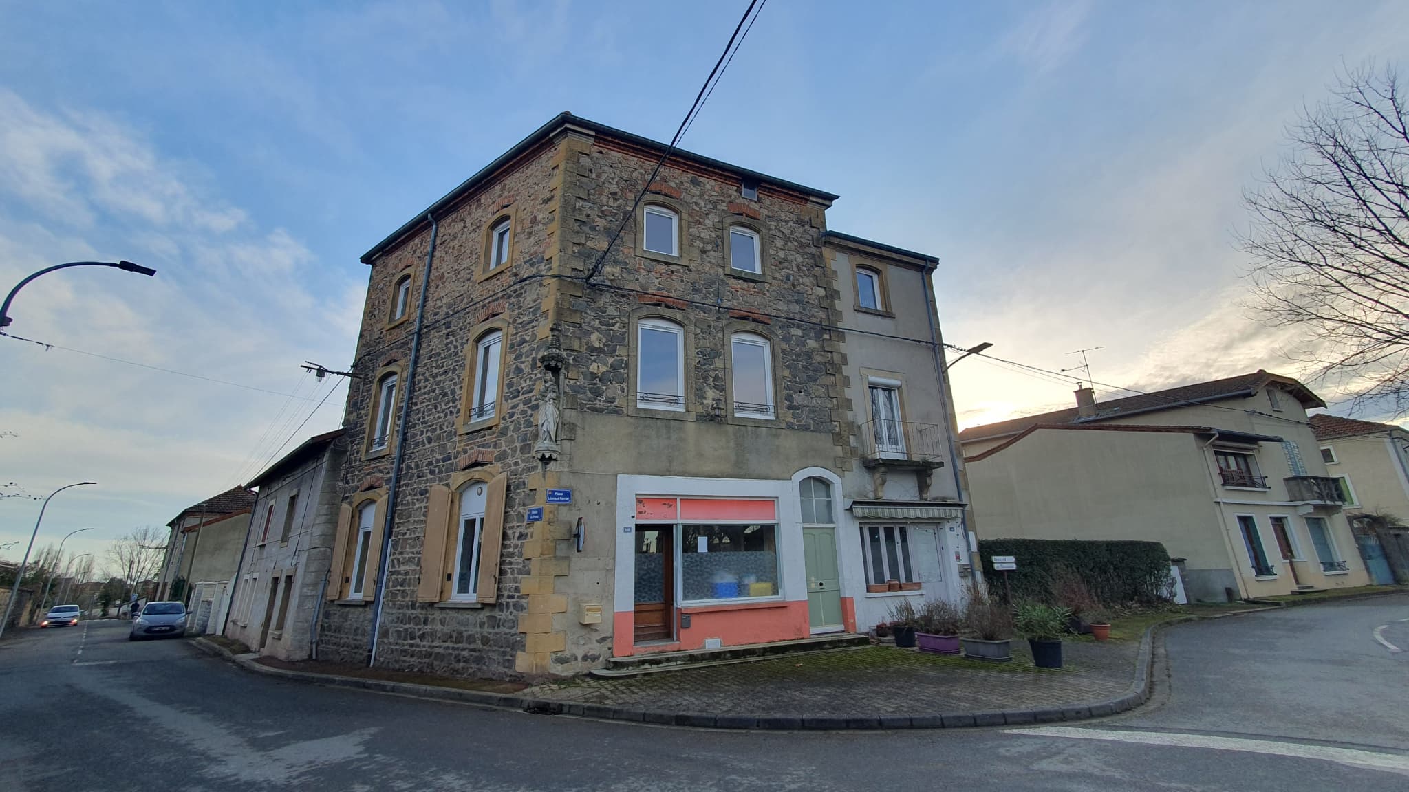 Immeuble ou grande maison familiale en pierres