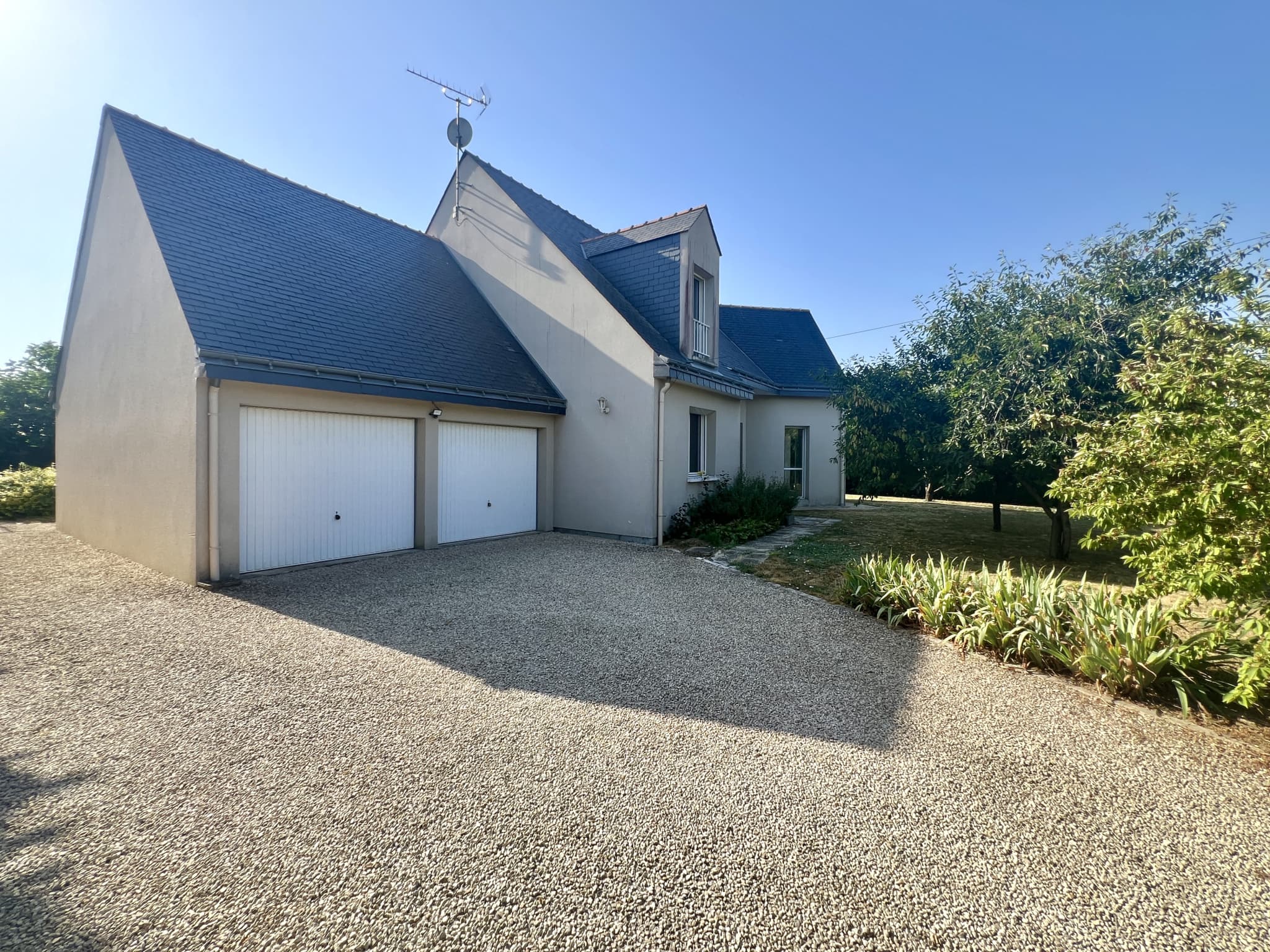  Family home   Single-story living   5 minutes from Saumur