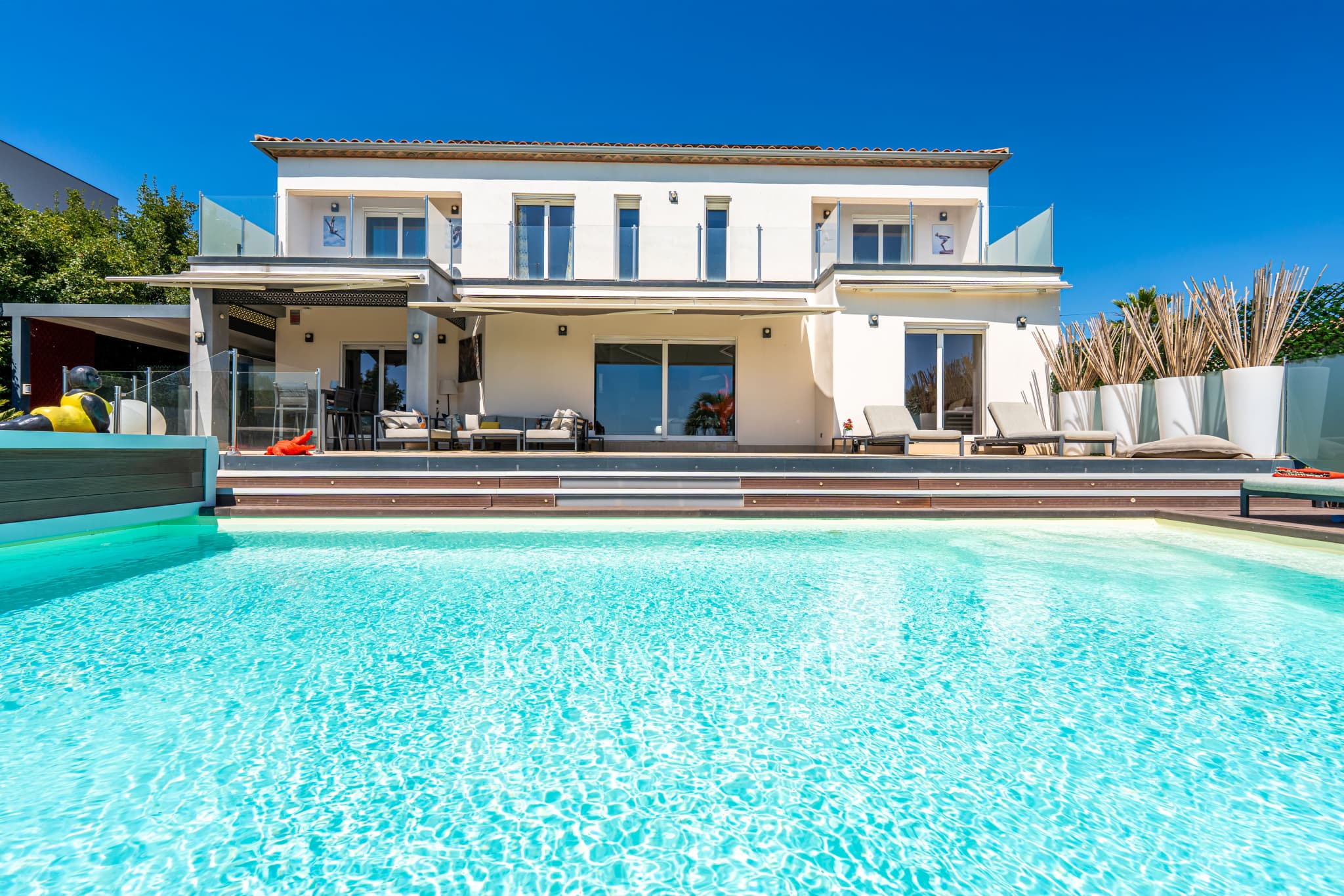 Villa contemporaine avec vue panoramique sur le golf, à deux