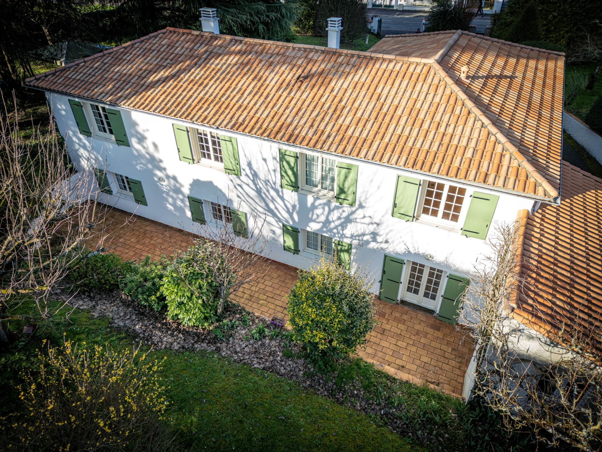 Maison familiale avec de beaux volumes, nichée dans un cadre