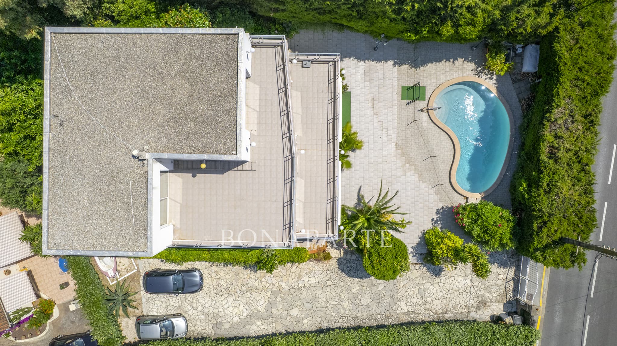 Modern villa composed of 3 independent apartments, located 4