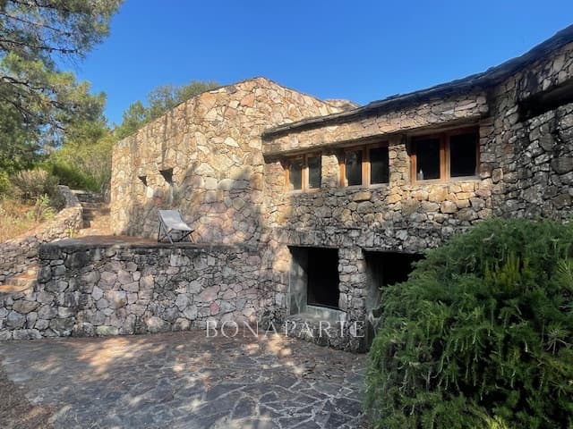 Rustic property to renovate in one of the most renowned site