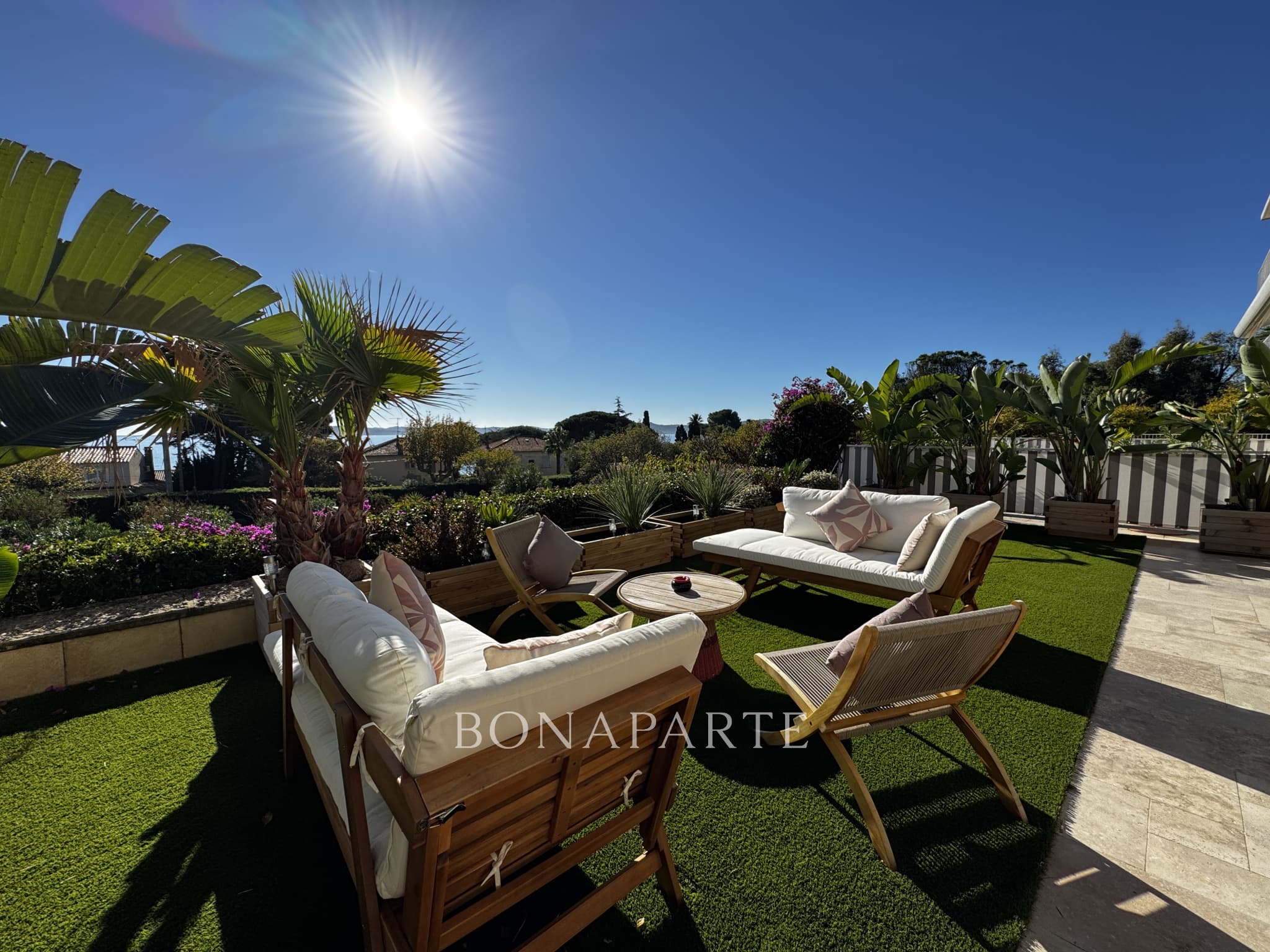 À seulement 200 m des plages superbe appartement entièrement