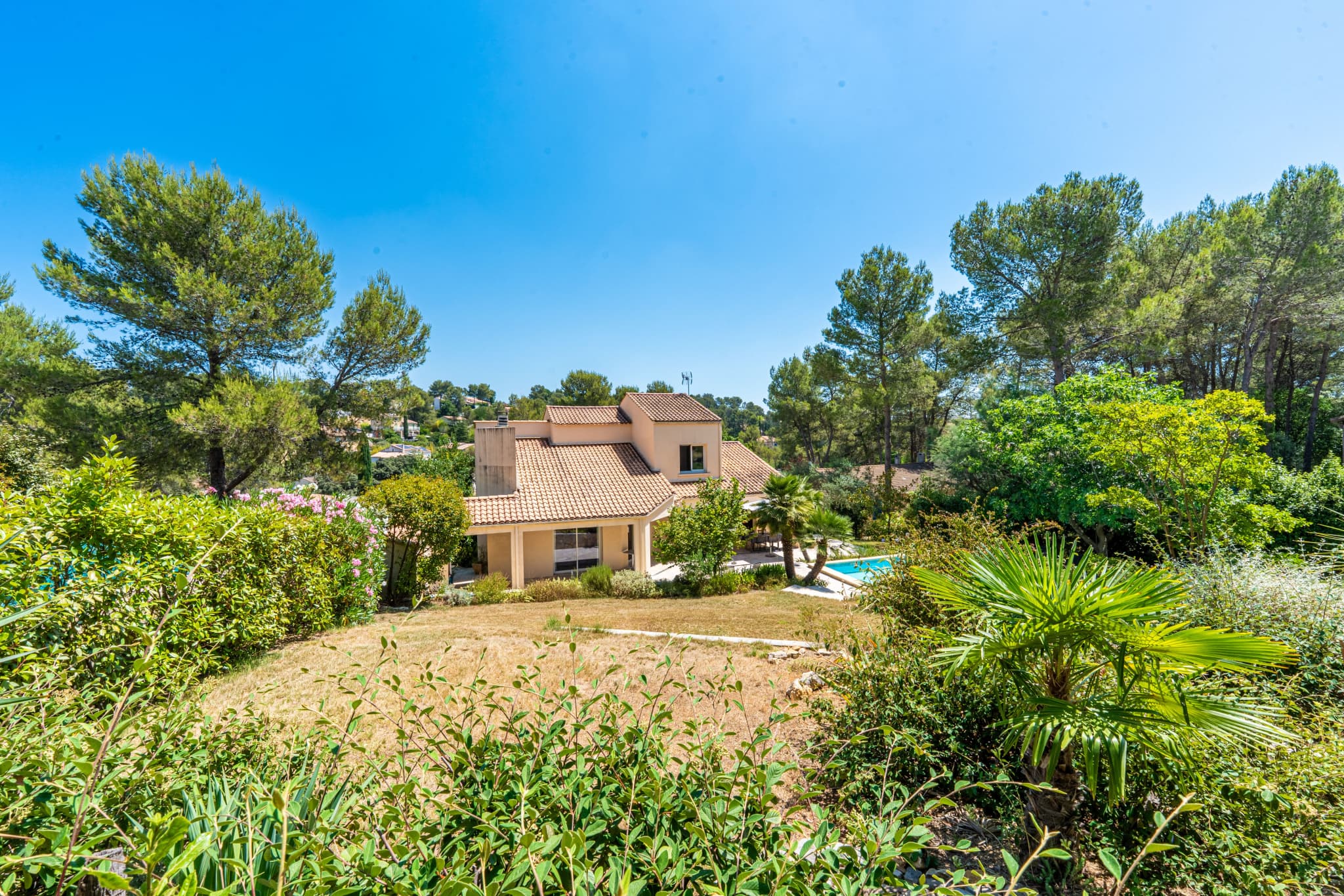 Élégante villa nichée dans un écrin de verdure, au calme abs