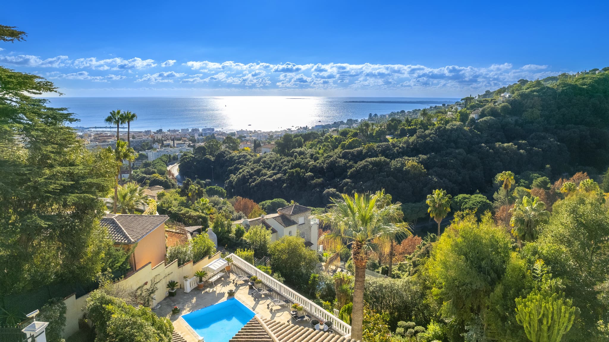NOUVEAUTÉ GOLF JUAN JOLIE VILLA SURPLOMBANT LES ILES DE LÉRI