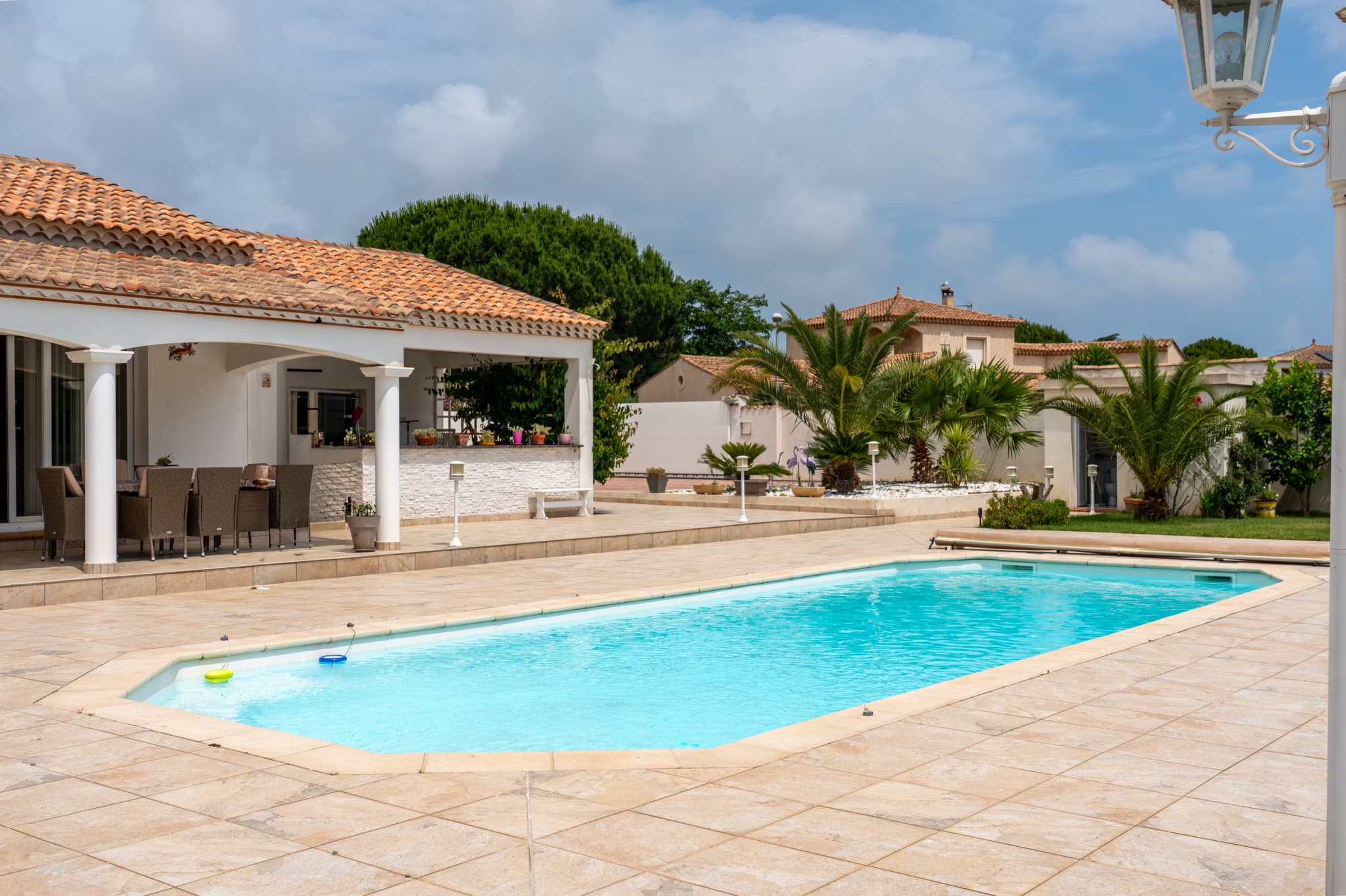 In Grau d'Agde, just 800 meters from the beaches, this singl