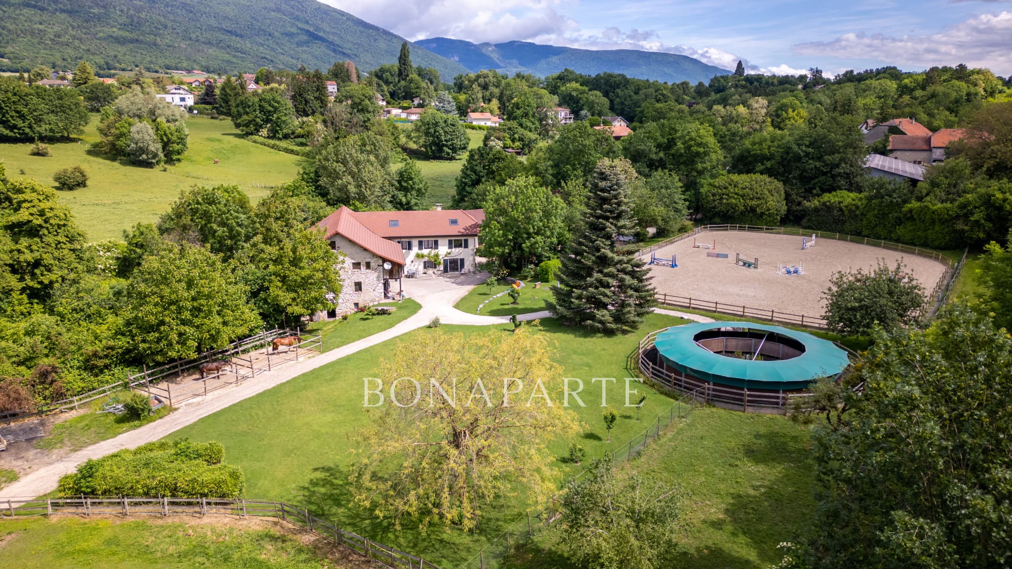 In Saint-Genis-Pouilly, 314-square-meter house for sale