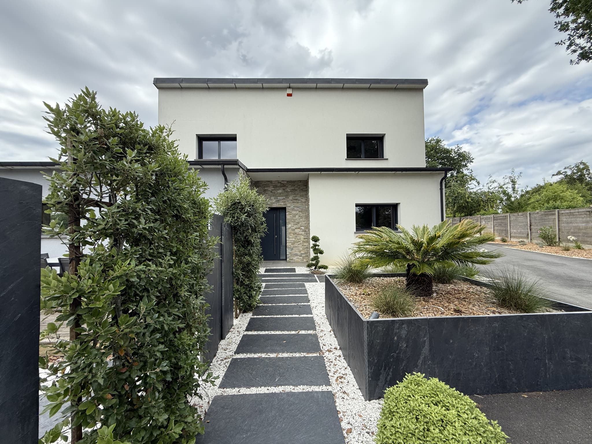 Propriété contemporaine avec piscine   162 m2 habitables   T