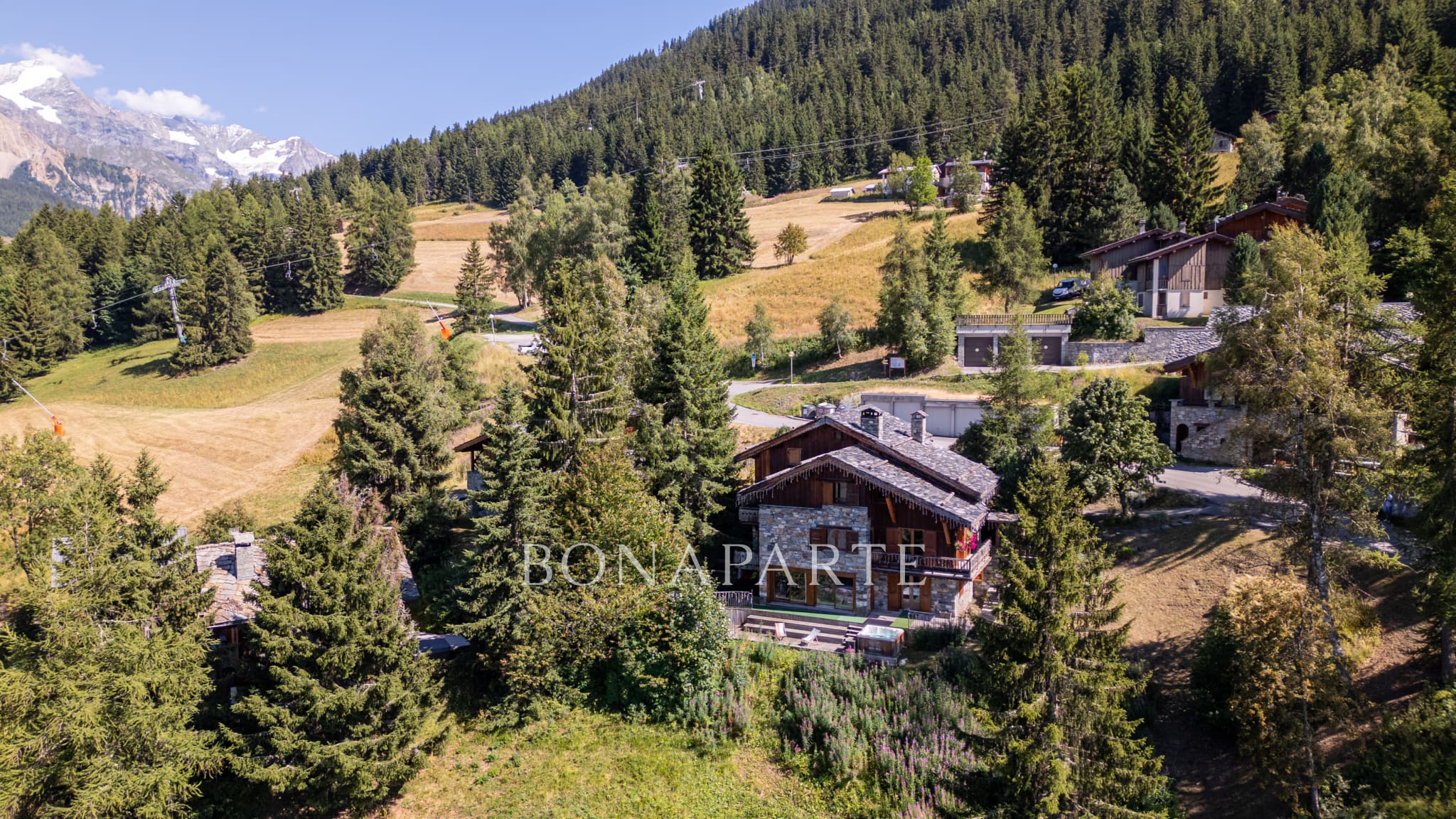 Exceptional ski-in/ski-out chalet with Mont-Blanc view   La 