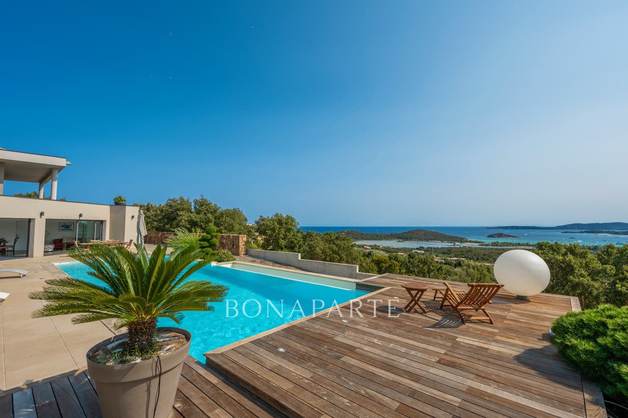 Propriété récente dominant la baie de Saint Cyprien