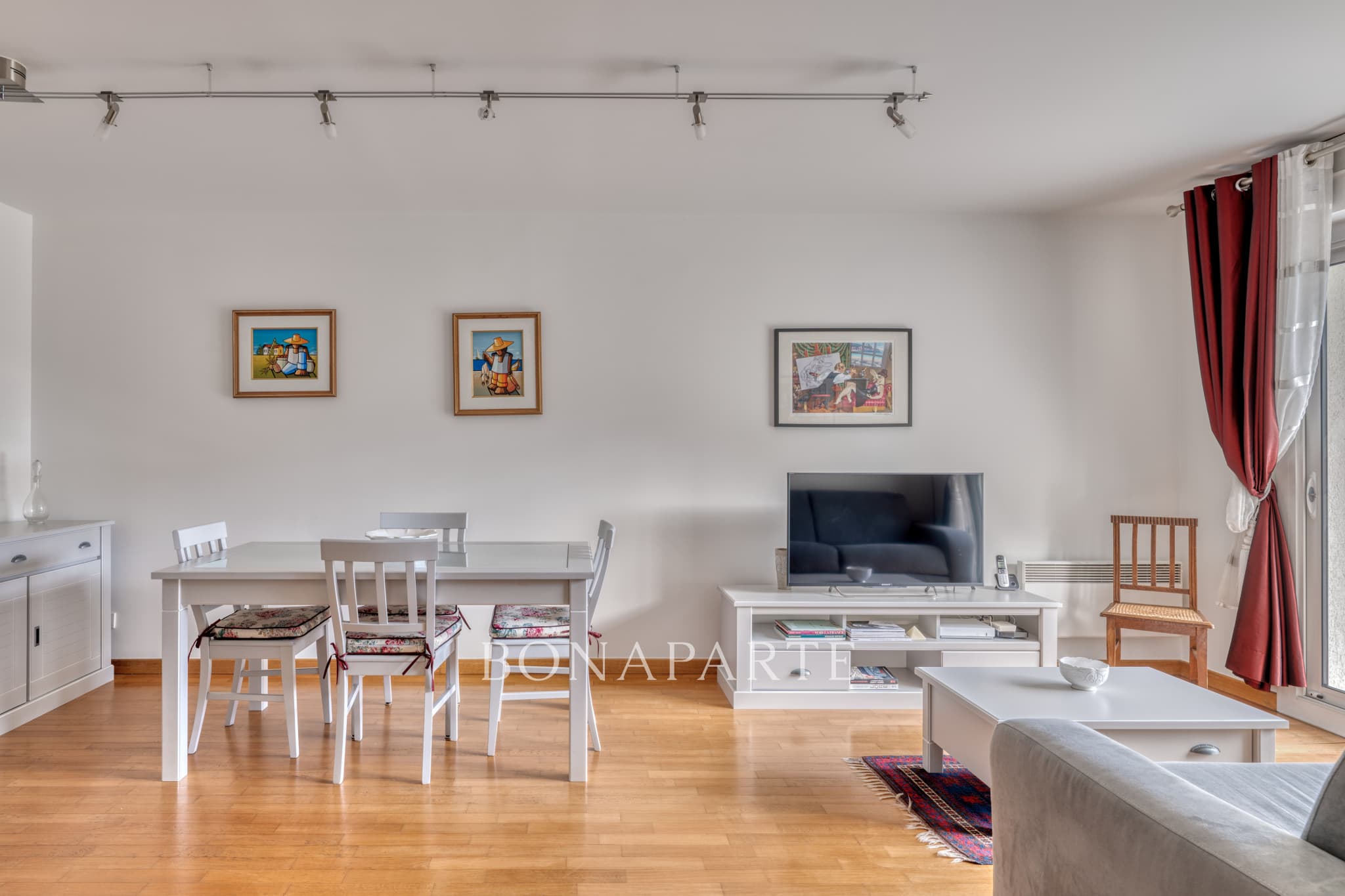 Appartement traversant de trois pièces avec balcons