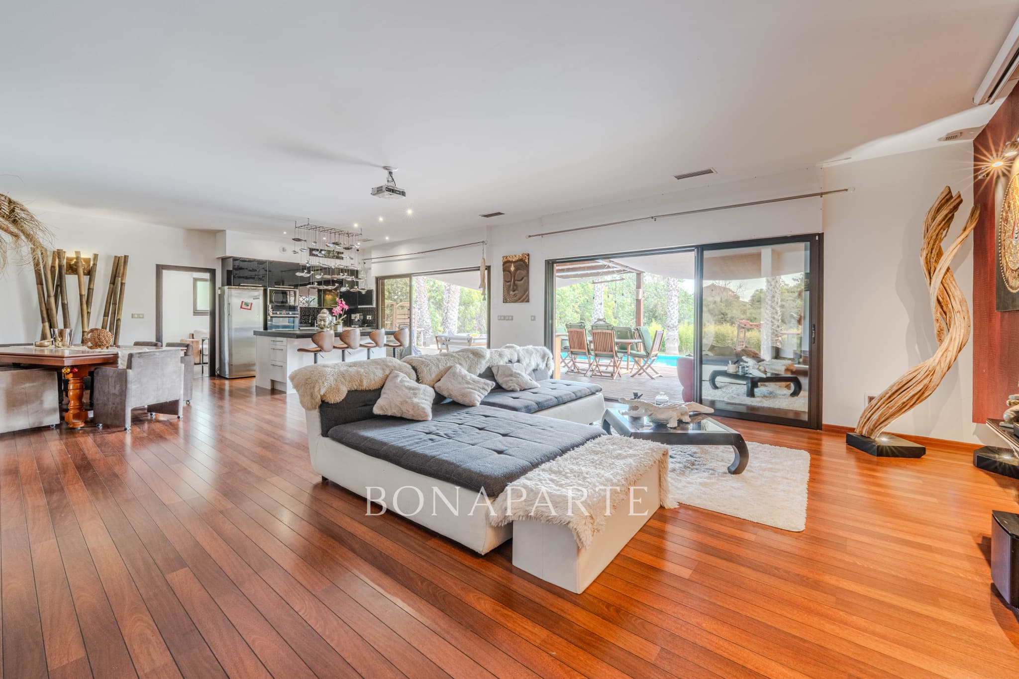 Villa contemporaine avec piscine à débordement   Grau d'Agde