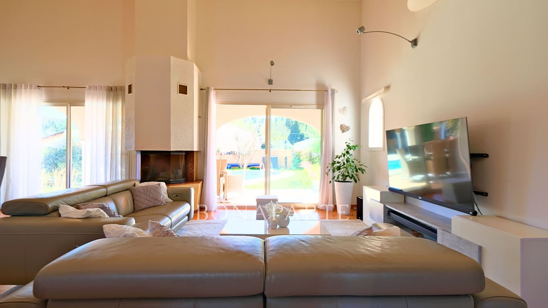 5-room house with swimming pool and summer kitchen near Sain