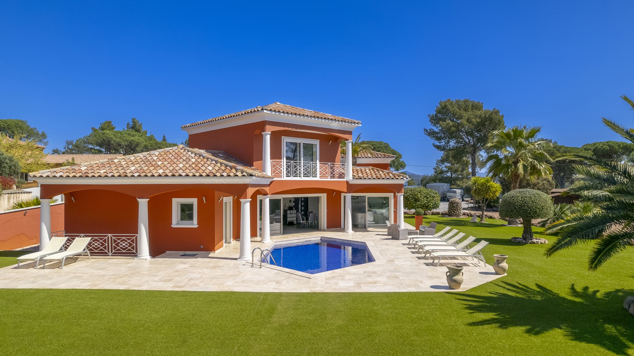 EXCLUSIVITE : Superbe villa de prestige édifiée sur un terra