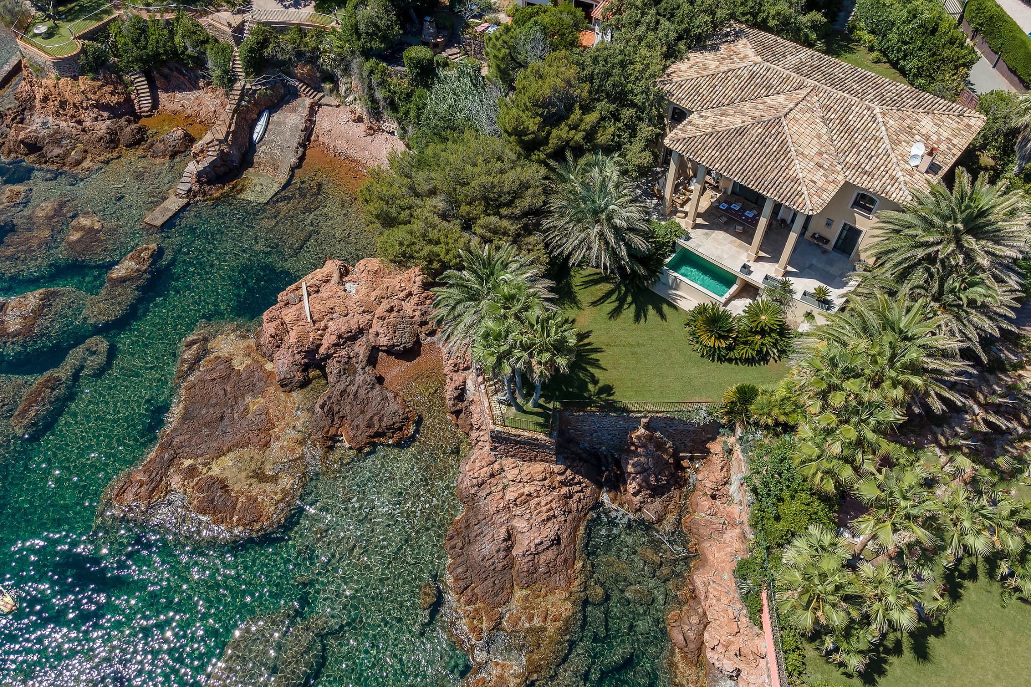 EXCLUSIVITE : Superbe villa pieds dans l'eau avec accès dire