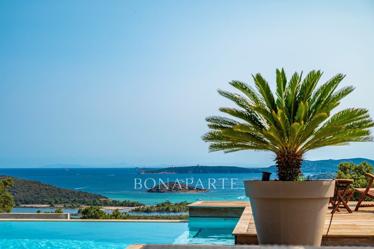 Recent property overlooking the bay of Saint Cyprien