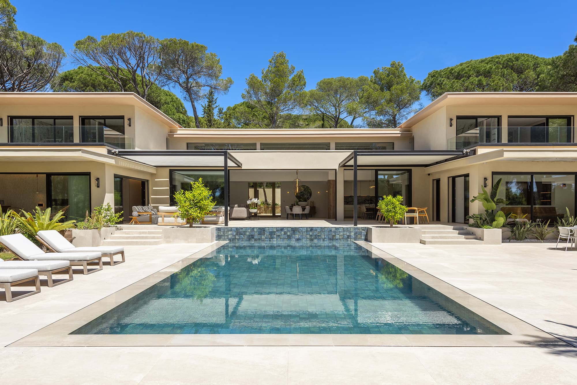 CO-EXCLUSIVE: Ultra-contemporary villa of approximately 400m