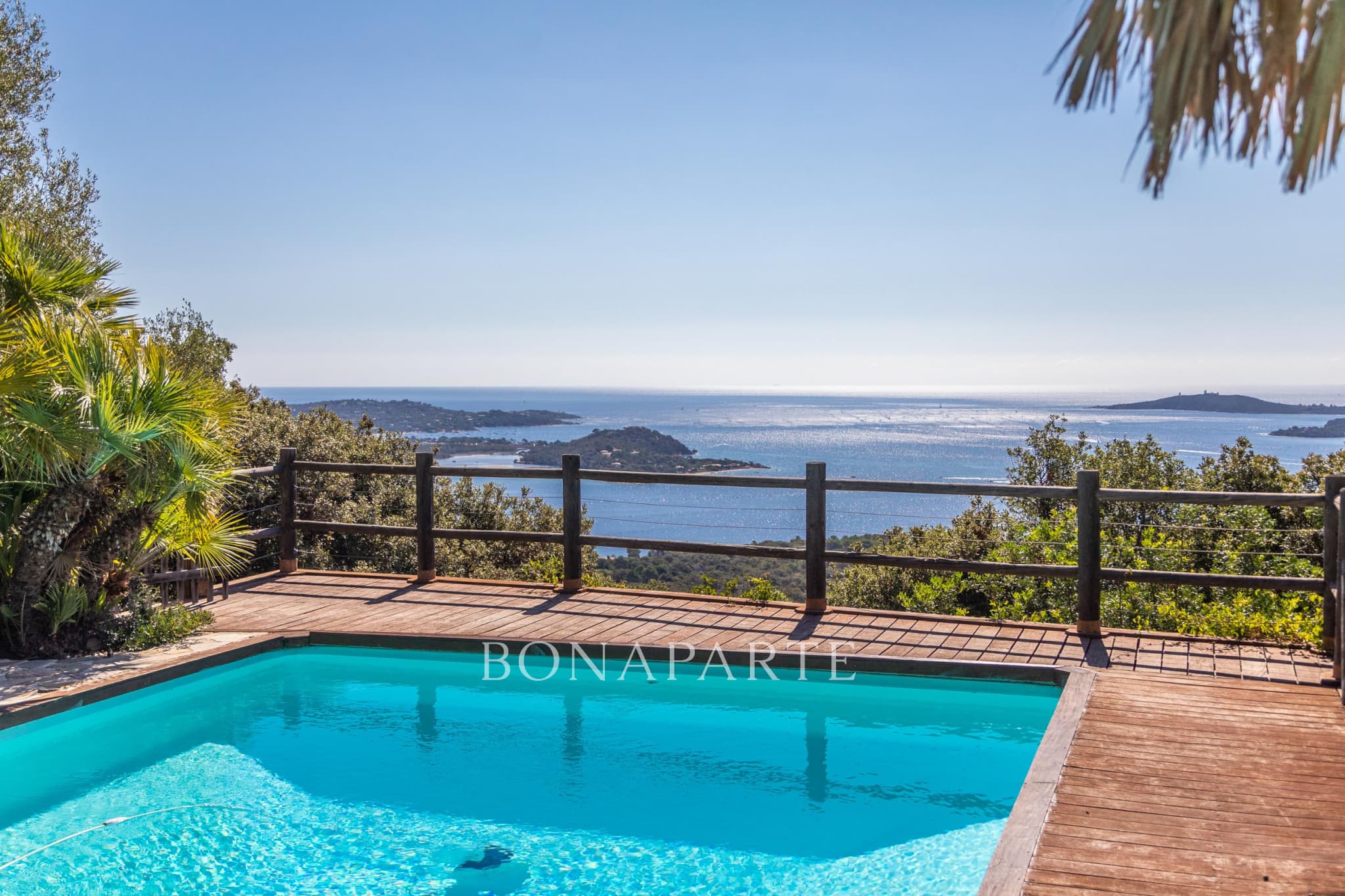 Villa with a dominant view in an ideal environment.