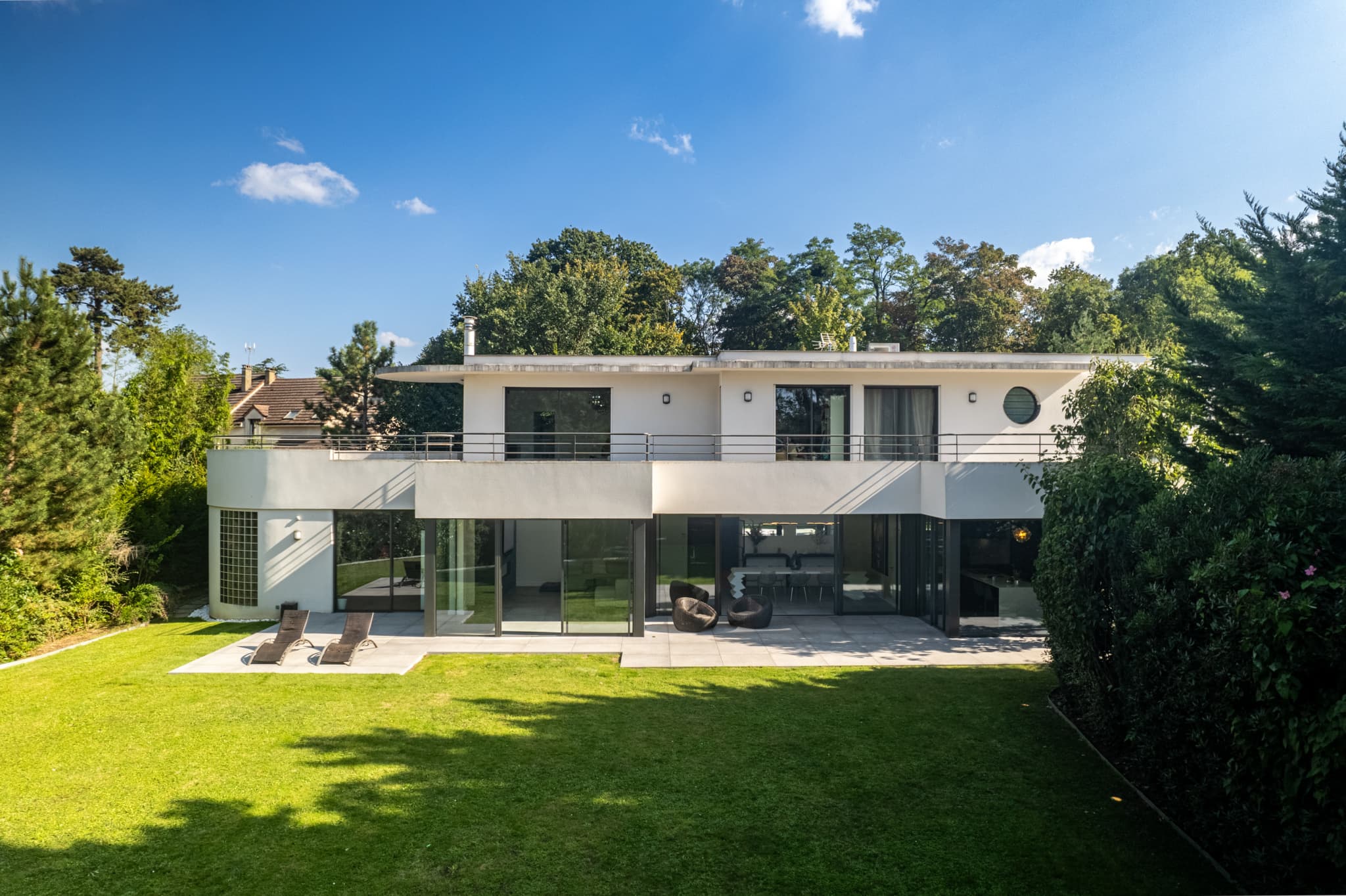 Villa californienne de 518m2 avec piscine intérieure et sall