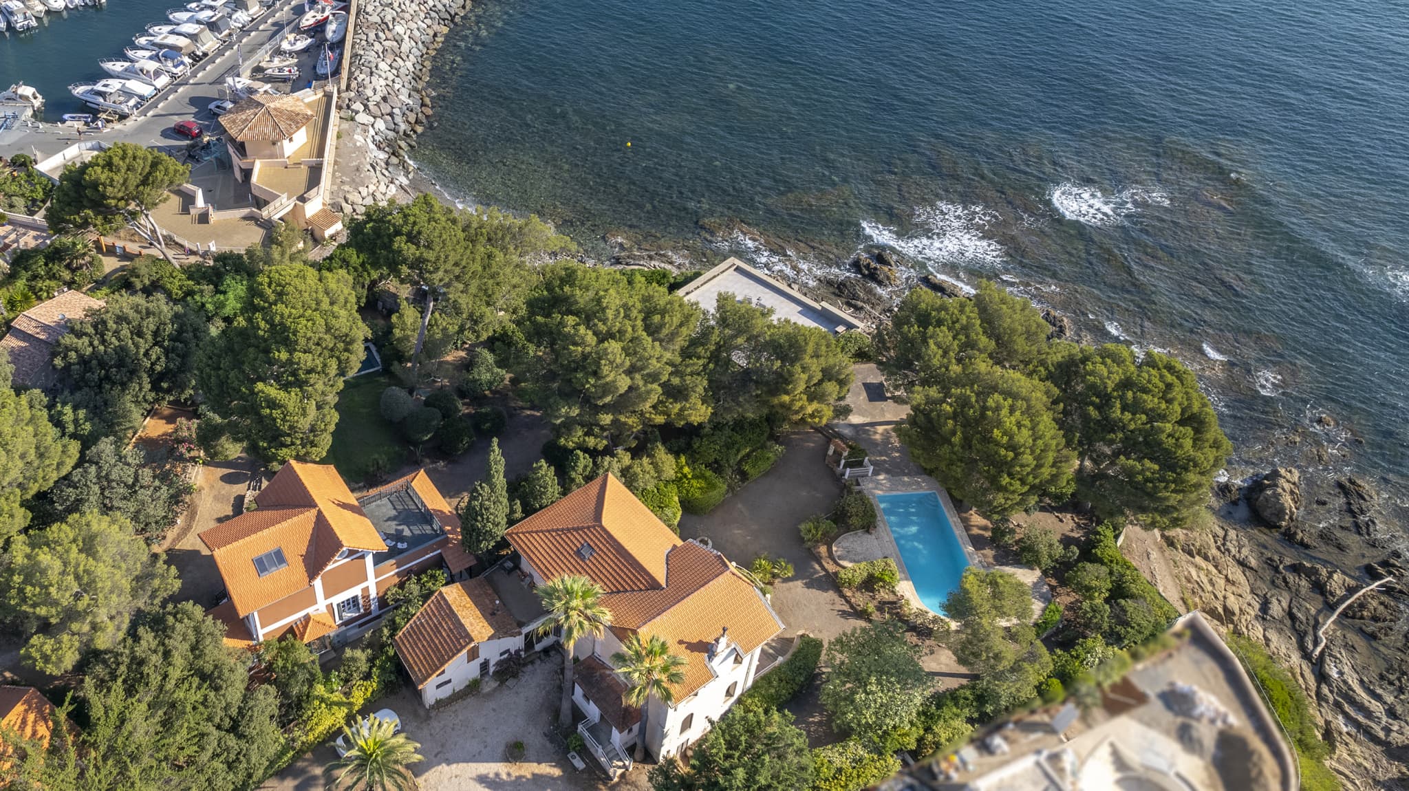 EXCLUSIVITE : Maison de Maître, pieds dans l'eau, à rénover