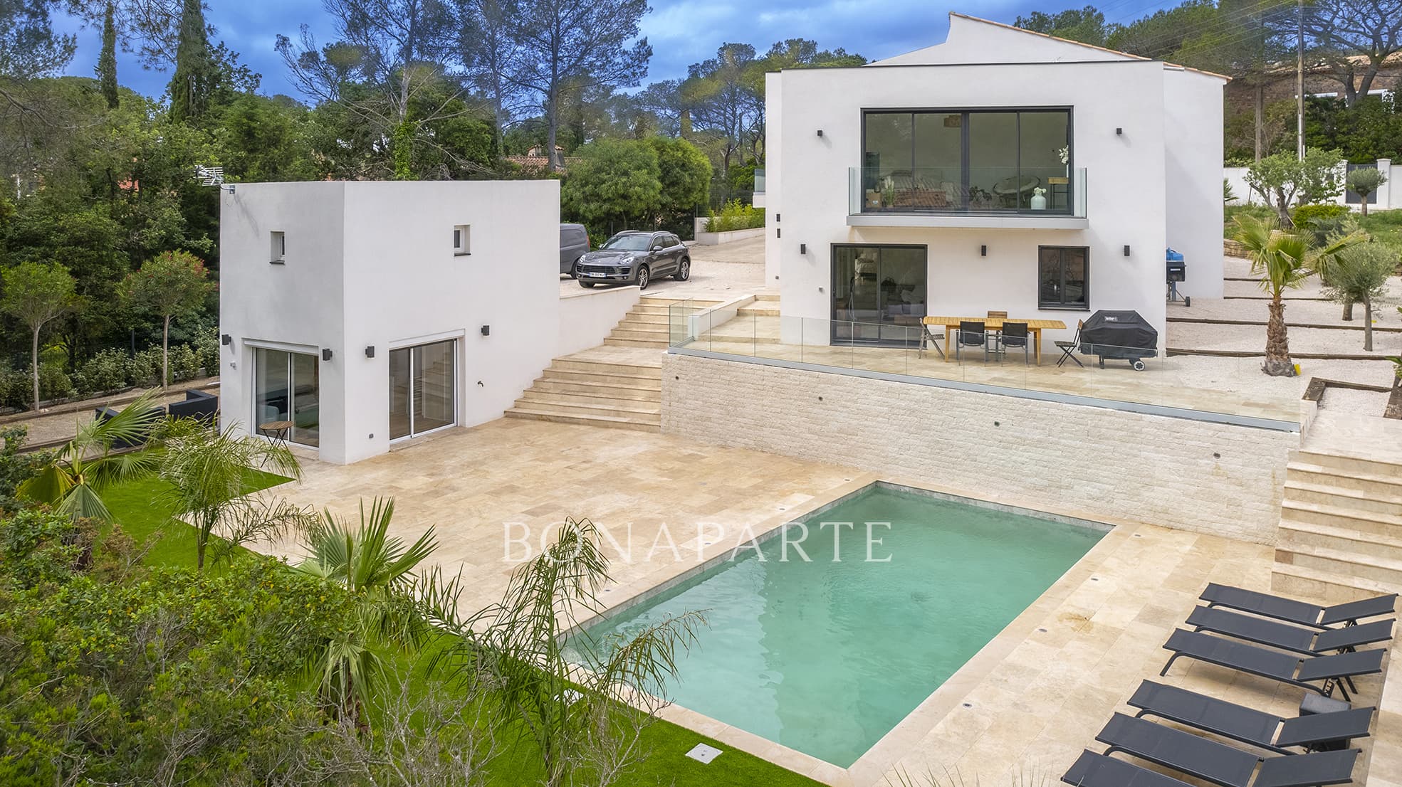 Villa contemporaine de 238m2 avec studio, T2 indépendant, ga