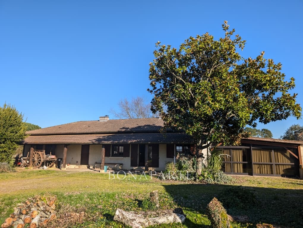 Maison plain-pied 234 m2 avec piscine intérieure, garage et