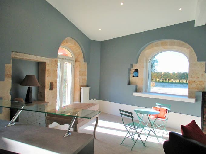 Maison en pierres avec jardin