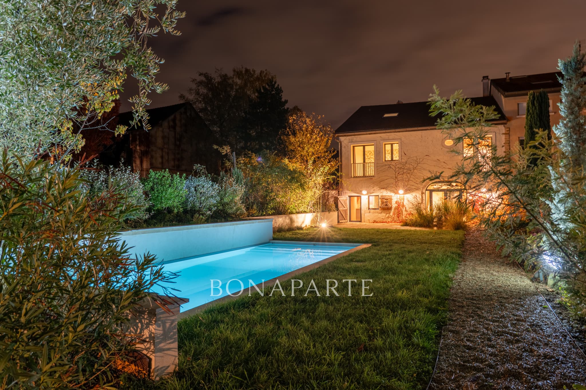 À vendre -- Grange rénovée avec piscine -- Ornex centre