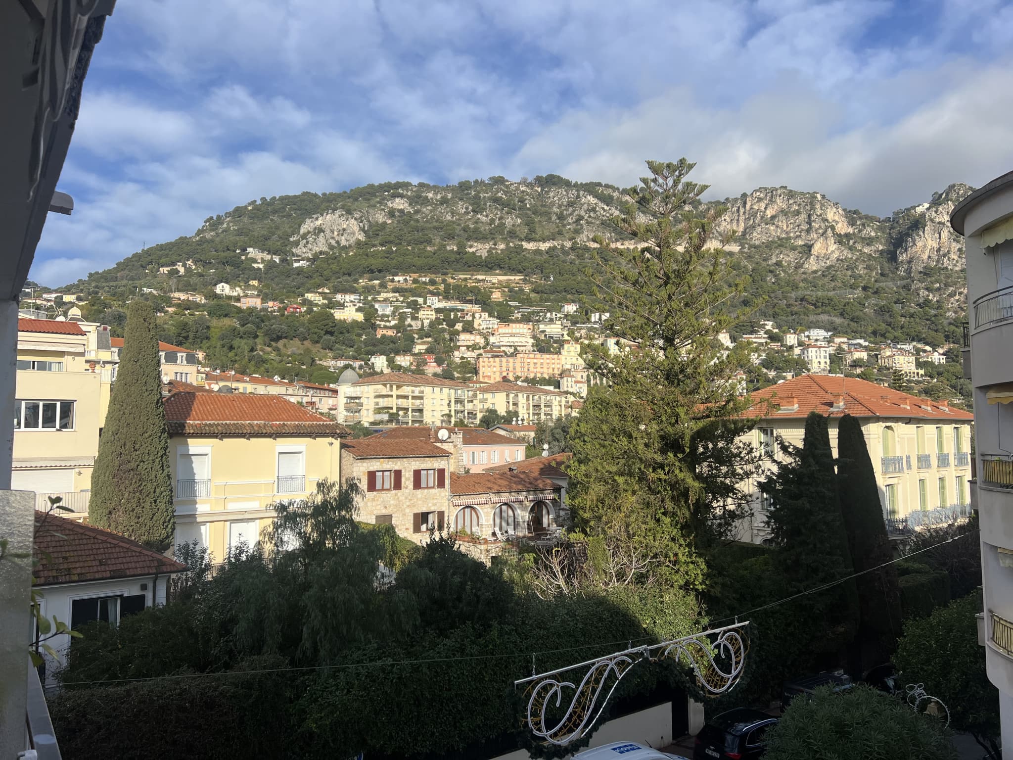 APPARTEMENT LUMINEUX - VUE DEGAGEE MONTAGNES - GRAND BALCON