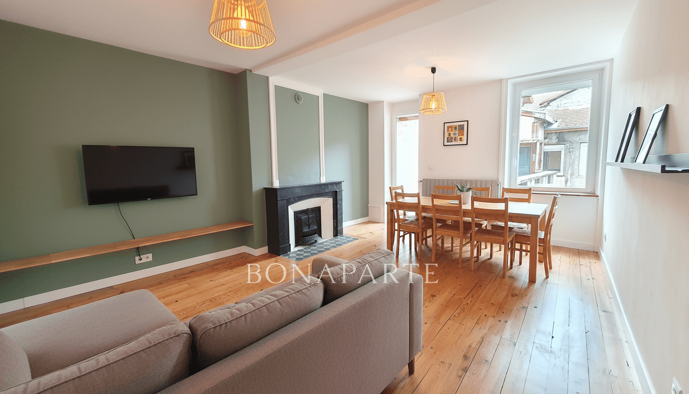 Superb renovated 2-bedroom apartment with terrace, in the he