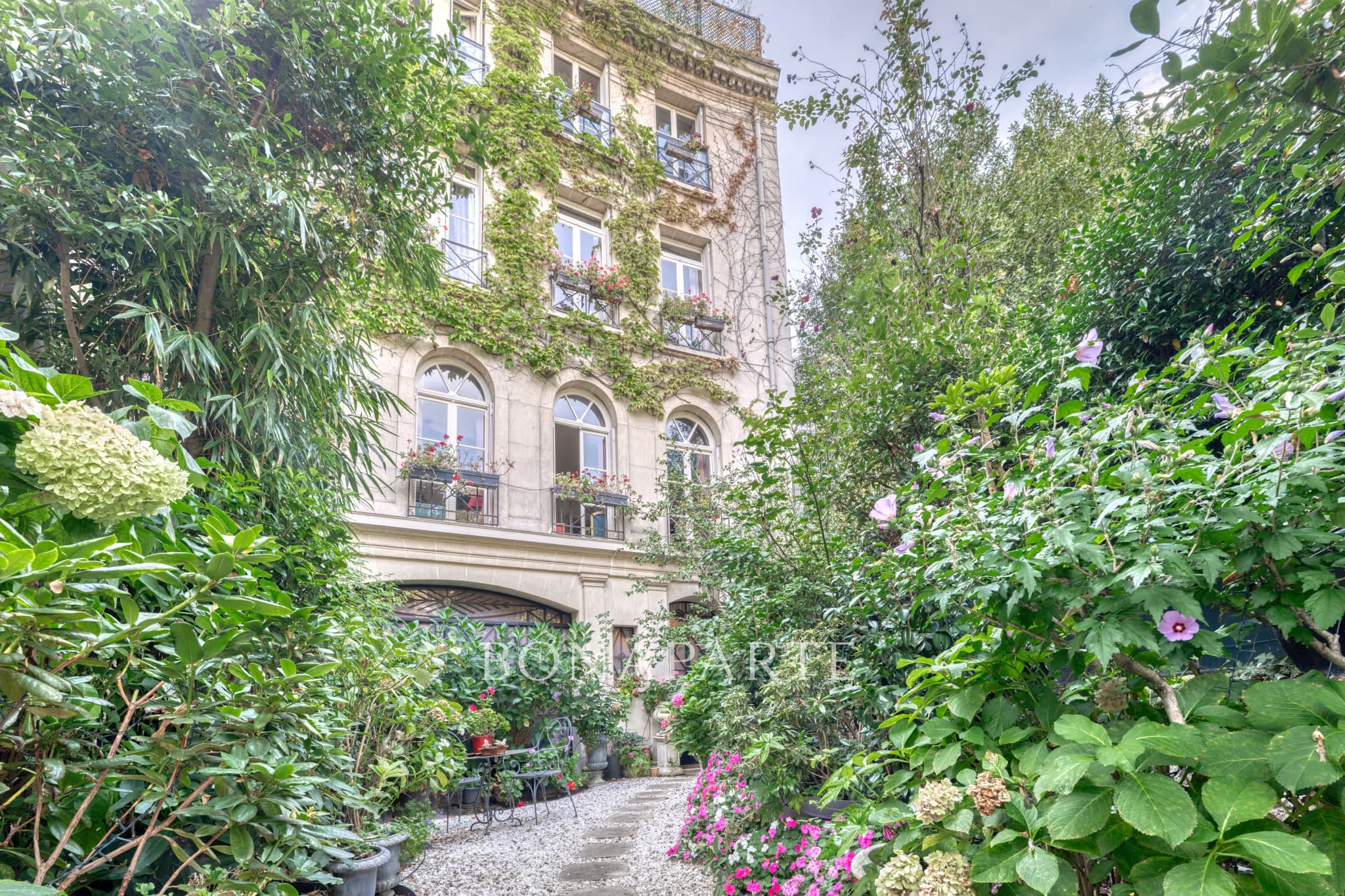 485 m2 private mansion with rooftop and Eiffel Tower view