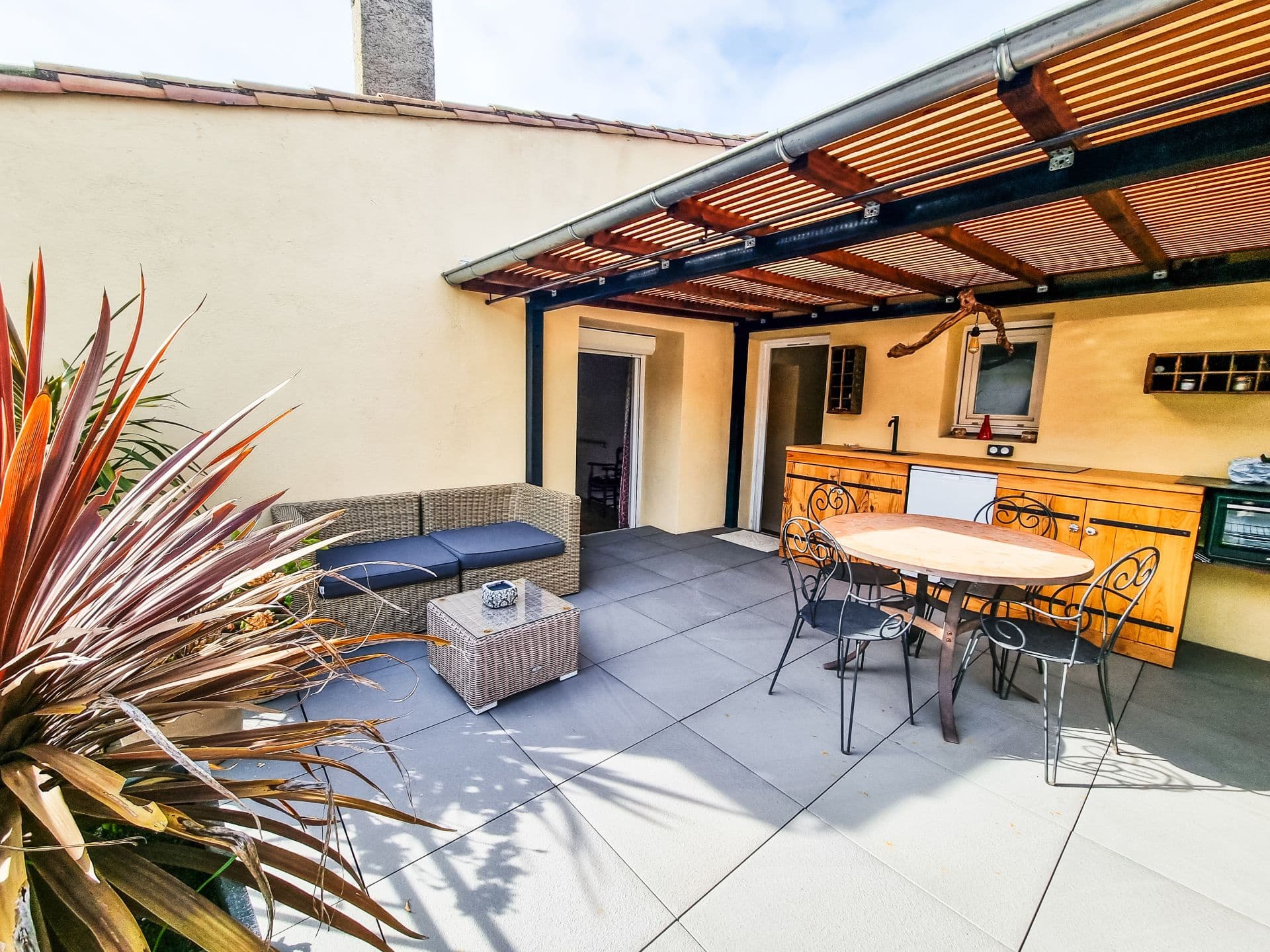 Maison de village T4 avec terrasse et garage dans la cité mé