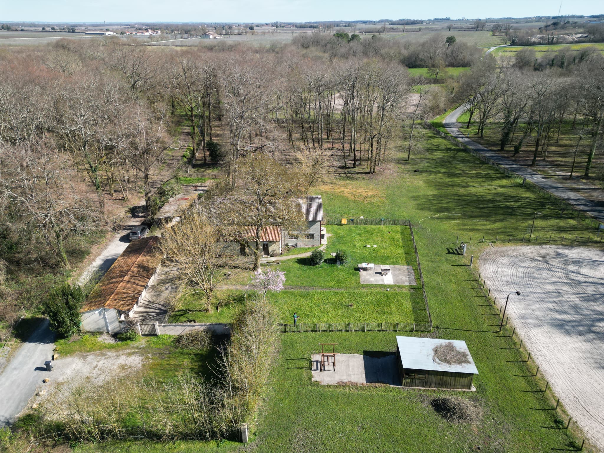 Rare, structures équestres sur 4 hectares à 20 minutes des p
