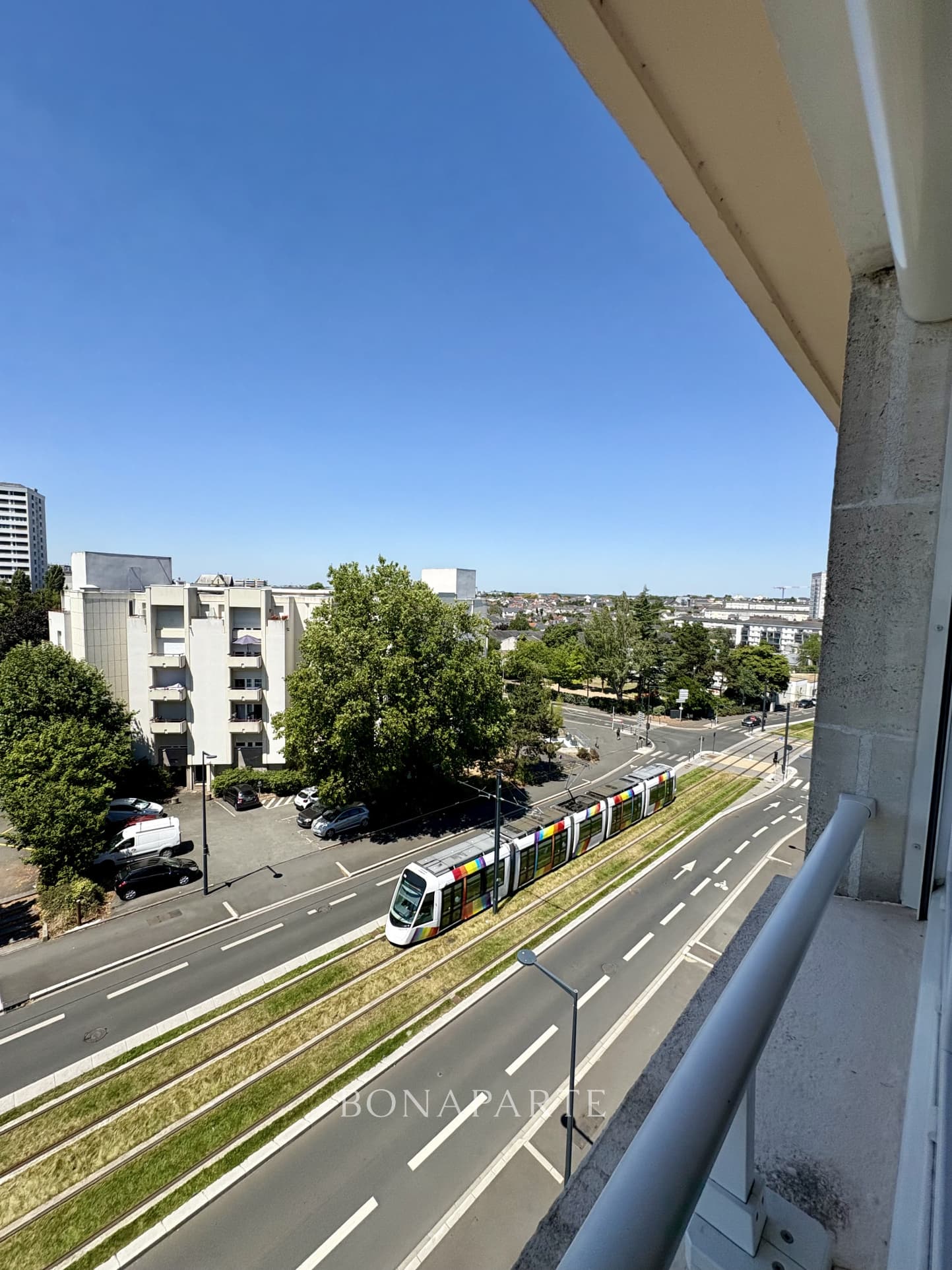 50m2 apartment 15 minutes from Boulevard Foch on foot