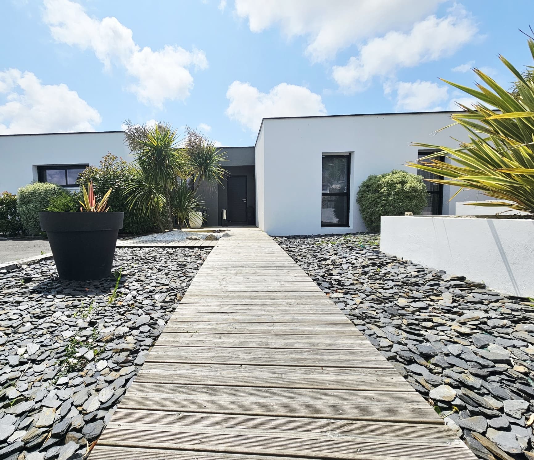 RECENT SINGLE-STORY VILLA/ 4 BEDROOMS/ TERRACE/ POOL LAND