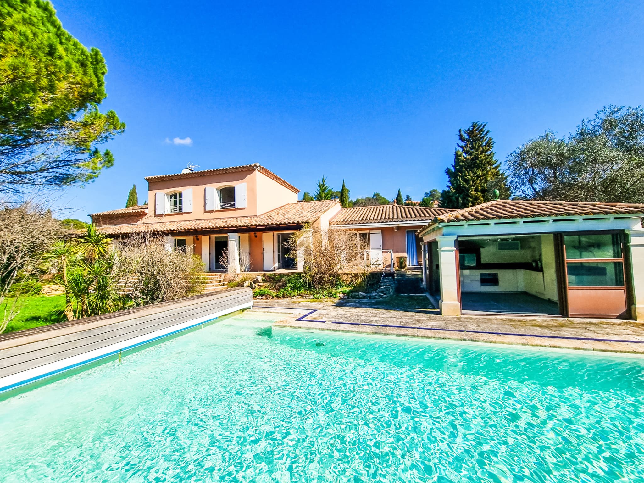 Superbe maison familiale de 250 m2 avec piscine et pool hous