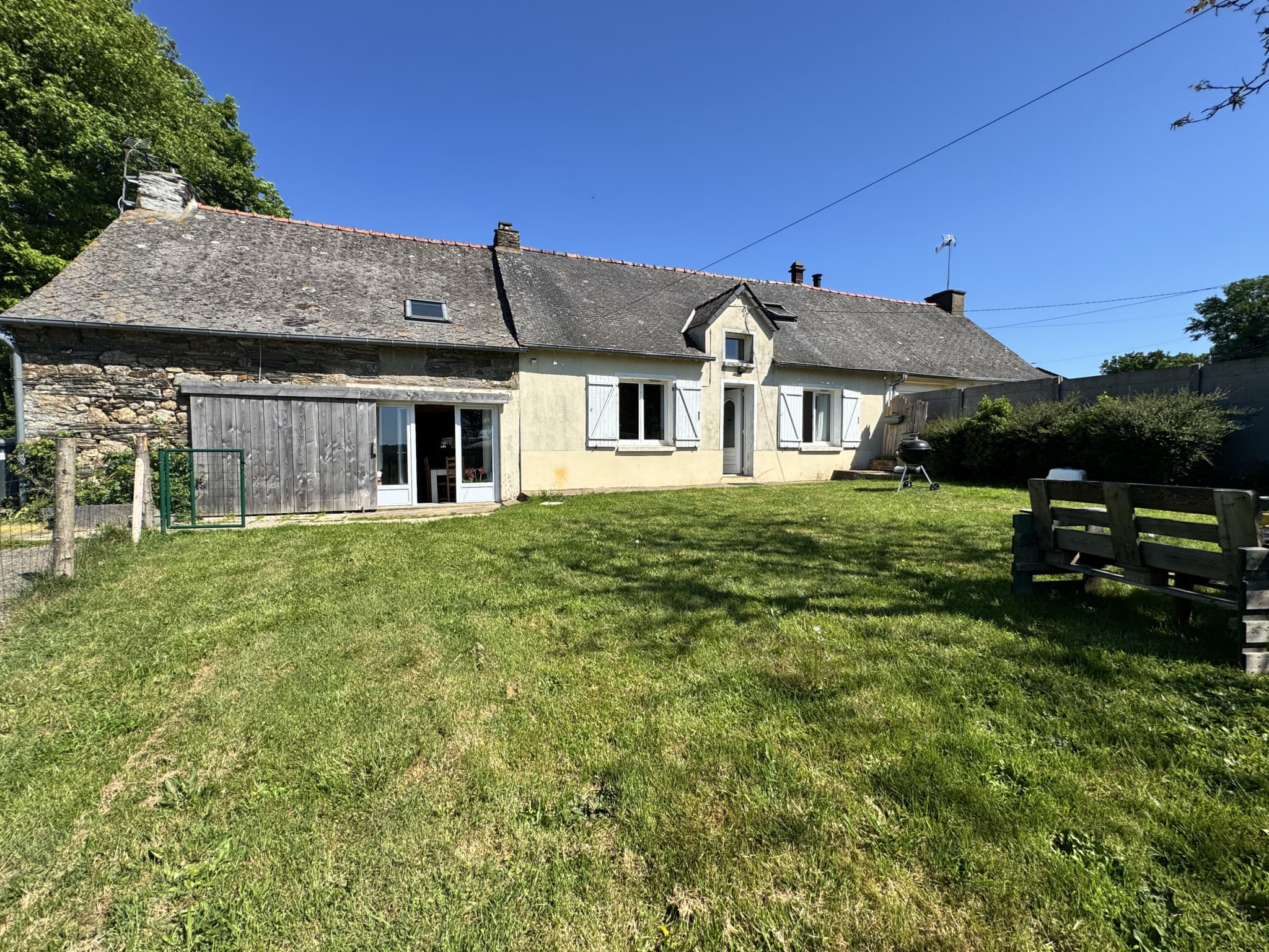 À vendre   Maison en pierre de 135 m2 à Pipriac, sur terrain