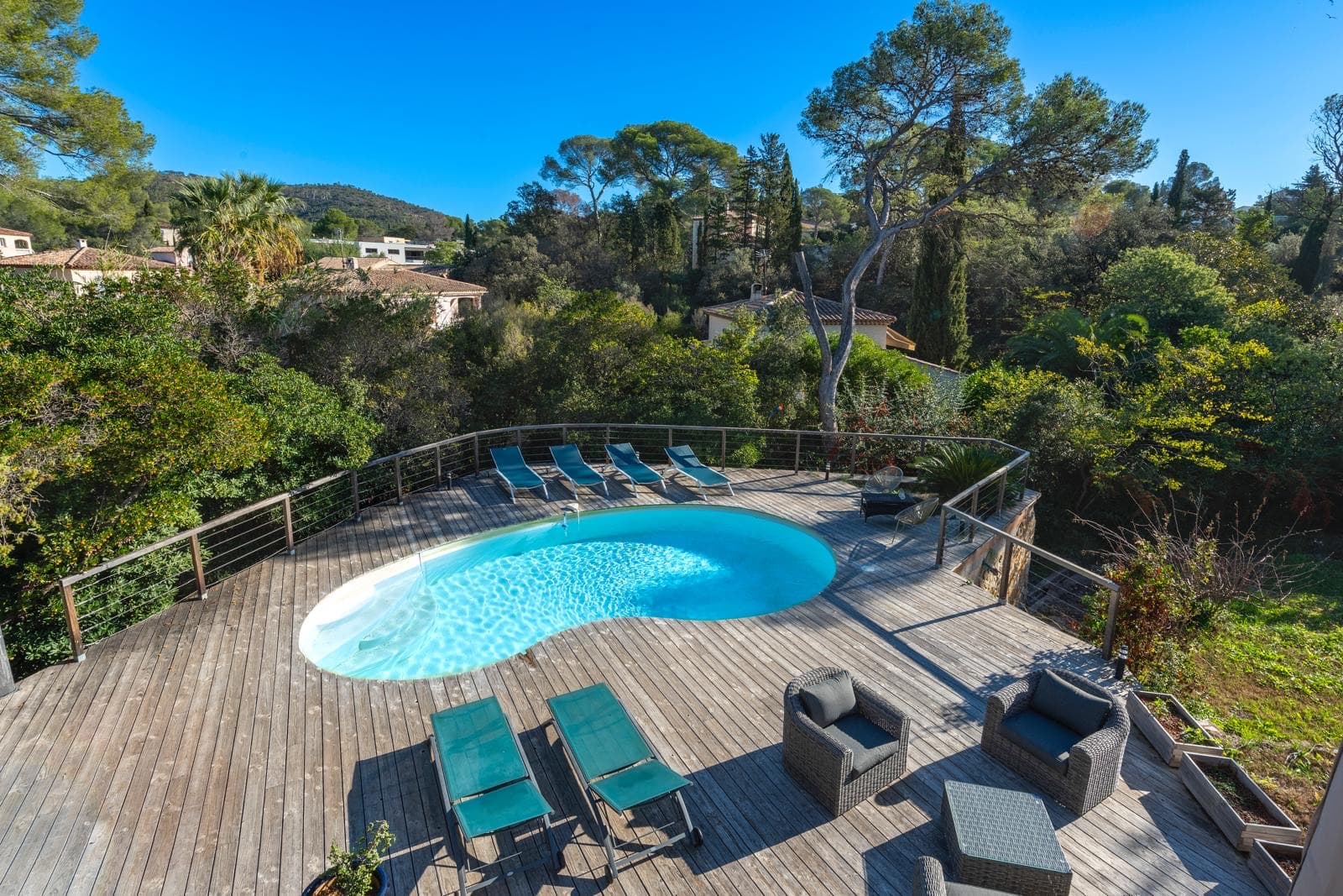 BOULOURIS SUPERBE VILLA  RÉNOVÉE AVEC PISCINE