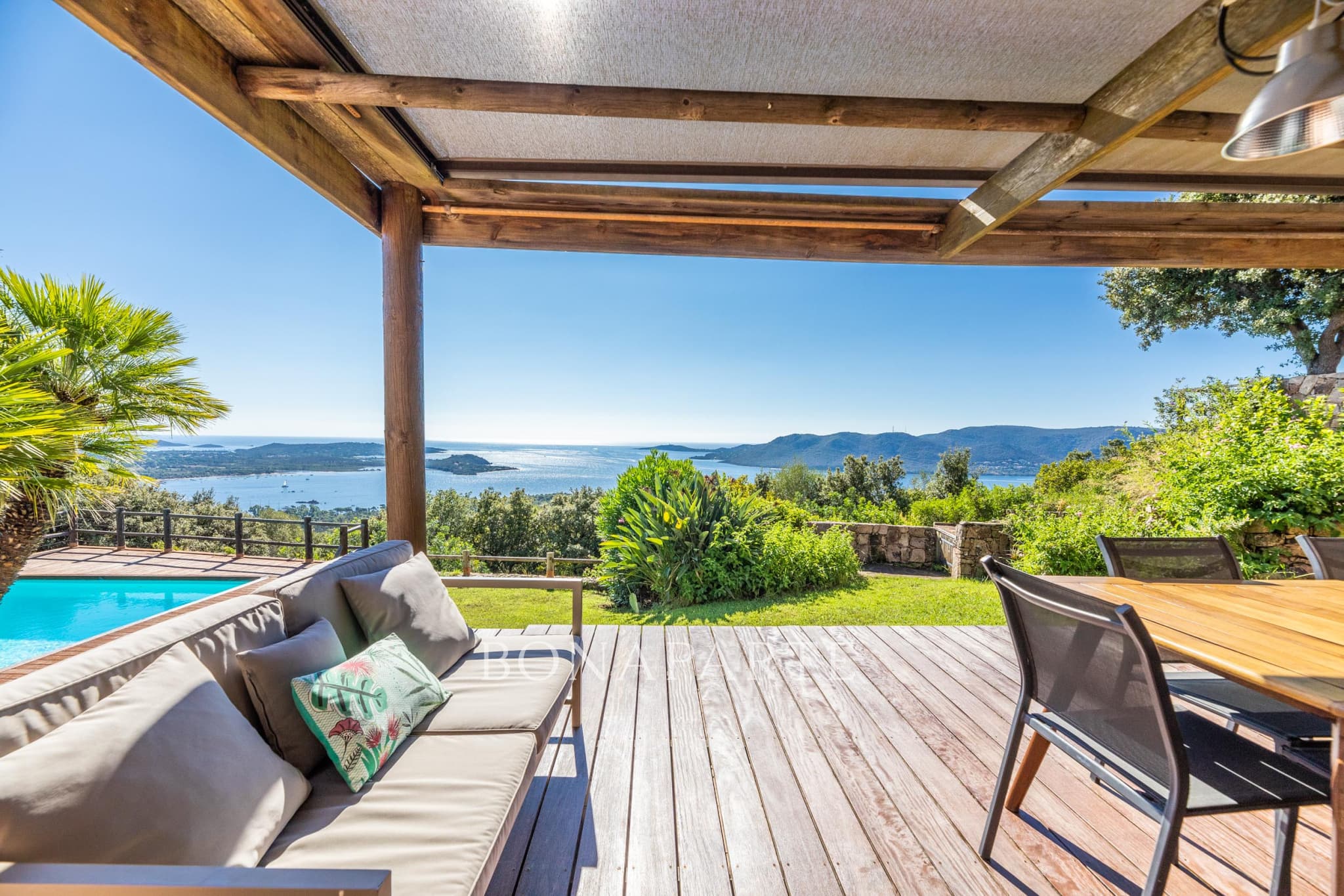 Villa avec vue dominante dans un environnement idéal.