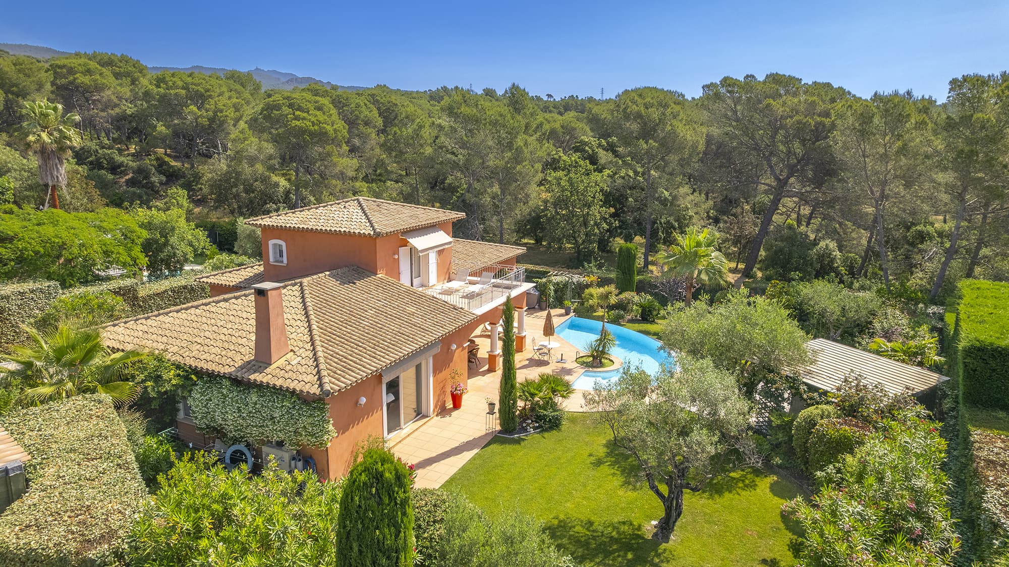 Située dans un secteur demandé, belle villa néoprovençale au