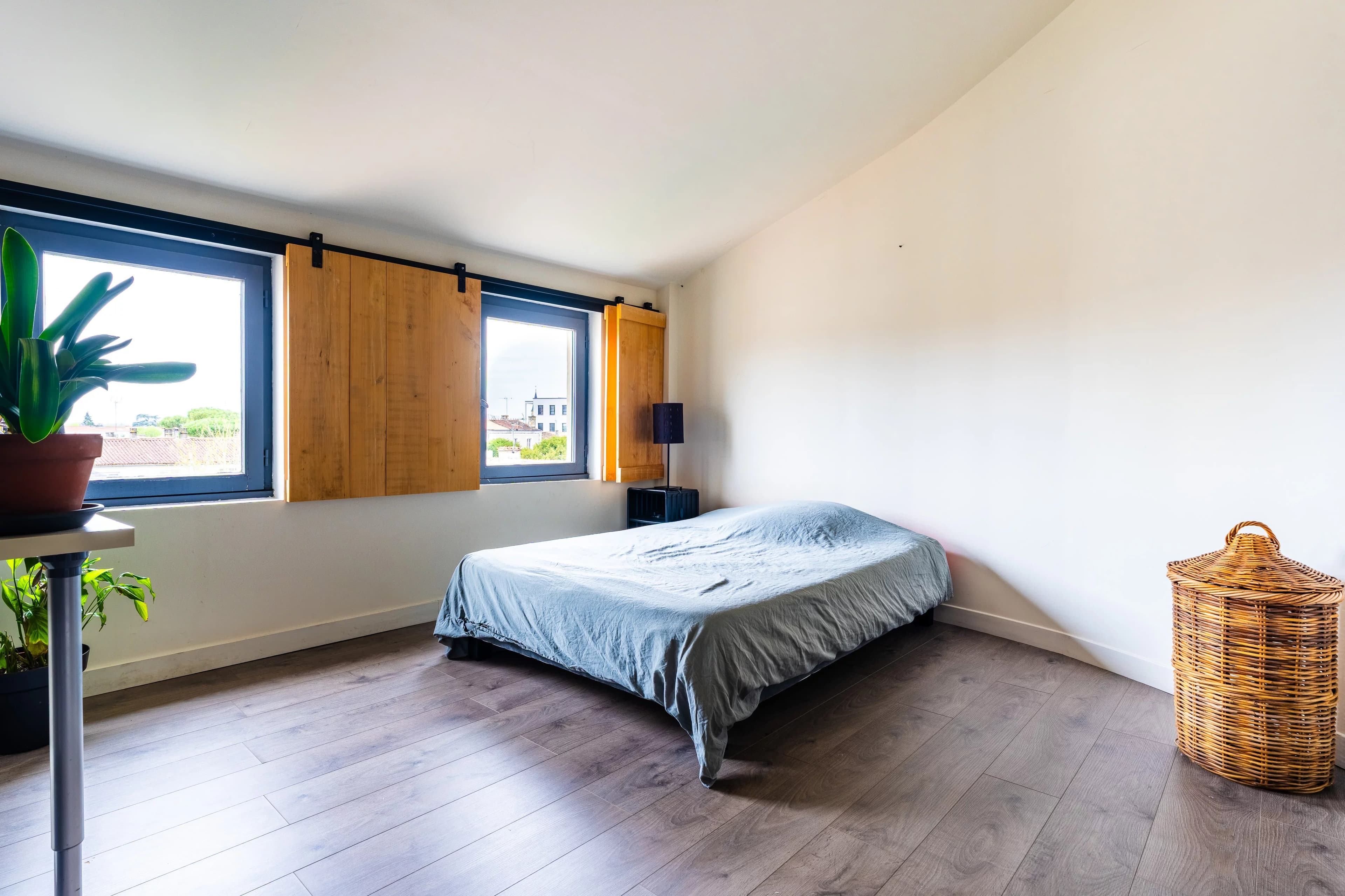 NIORT – ÉLÉGANTE MAISON BOURGEOISE AVEC JARDIN ET DÉPENDANCE - Photo 19