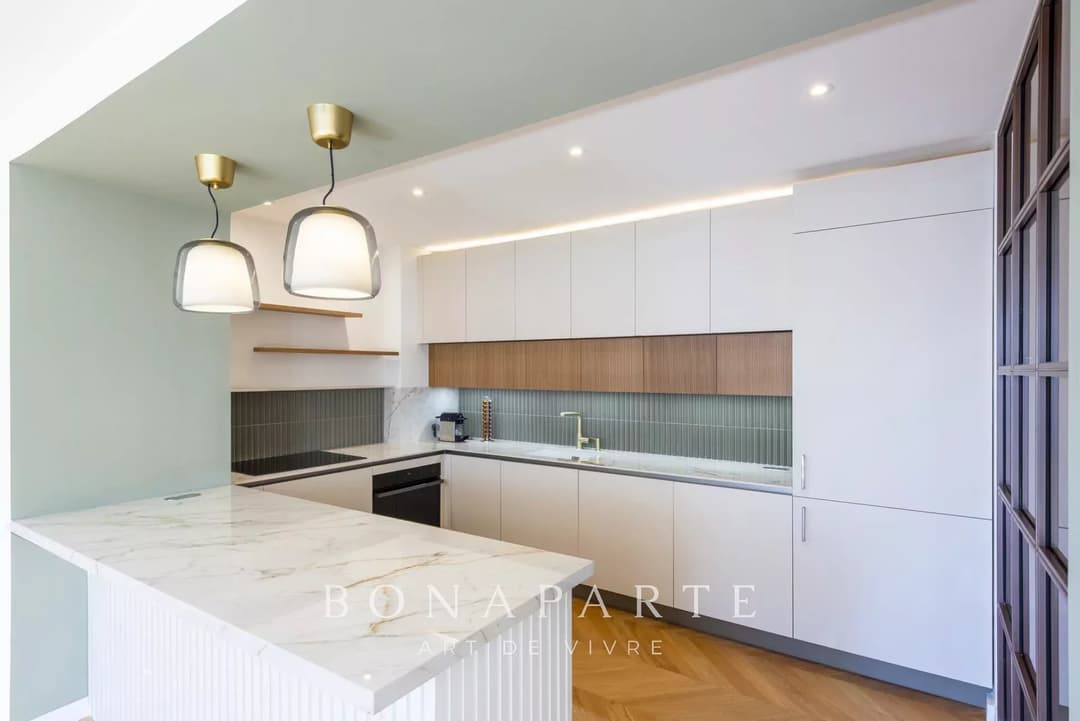 Magnifique cachet pour cet appartement T3 de 107m² situé en plein centre-ville à moins de 50m de la mer - Photo 4